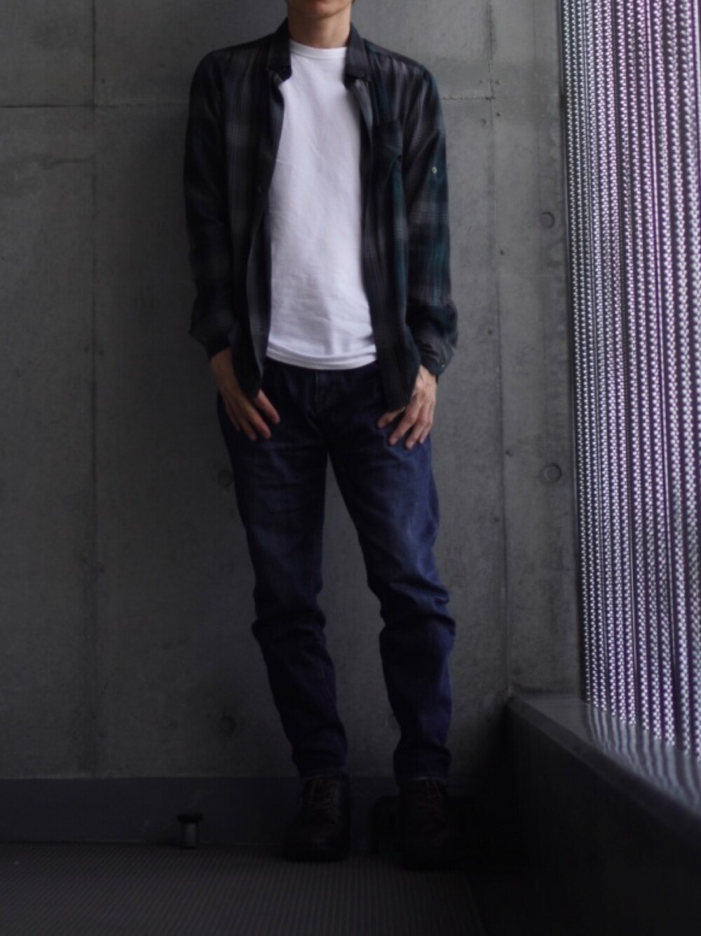 「チェック、チェックシャツ、革靴、ブーツ、デニム、ジーンズ、Tシャツ、白Tシャツ、シャツスタイル、シャツ、低身長、低身長コーデ、低身長男子」｜「alfredoBANNISTERの【ビブラムソール】ダブルジップ編み上げブーツ（ブーツ、ブラウン系）」を使った、コバヤシ_トシヒコさん（メンズ・163cm）の秋コーディネートの1枚目の写真