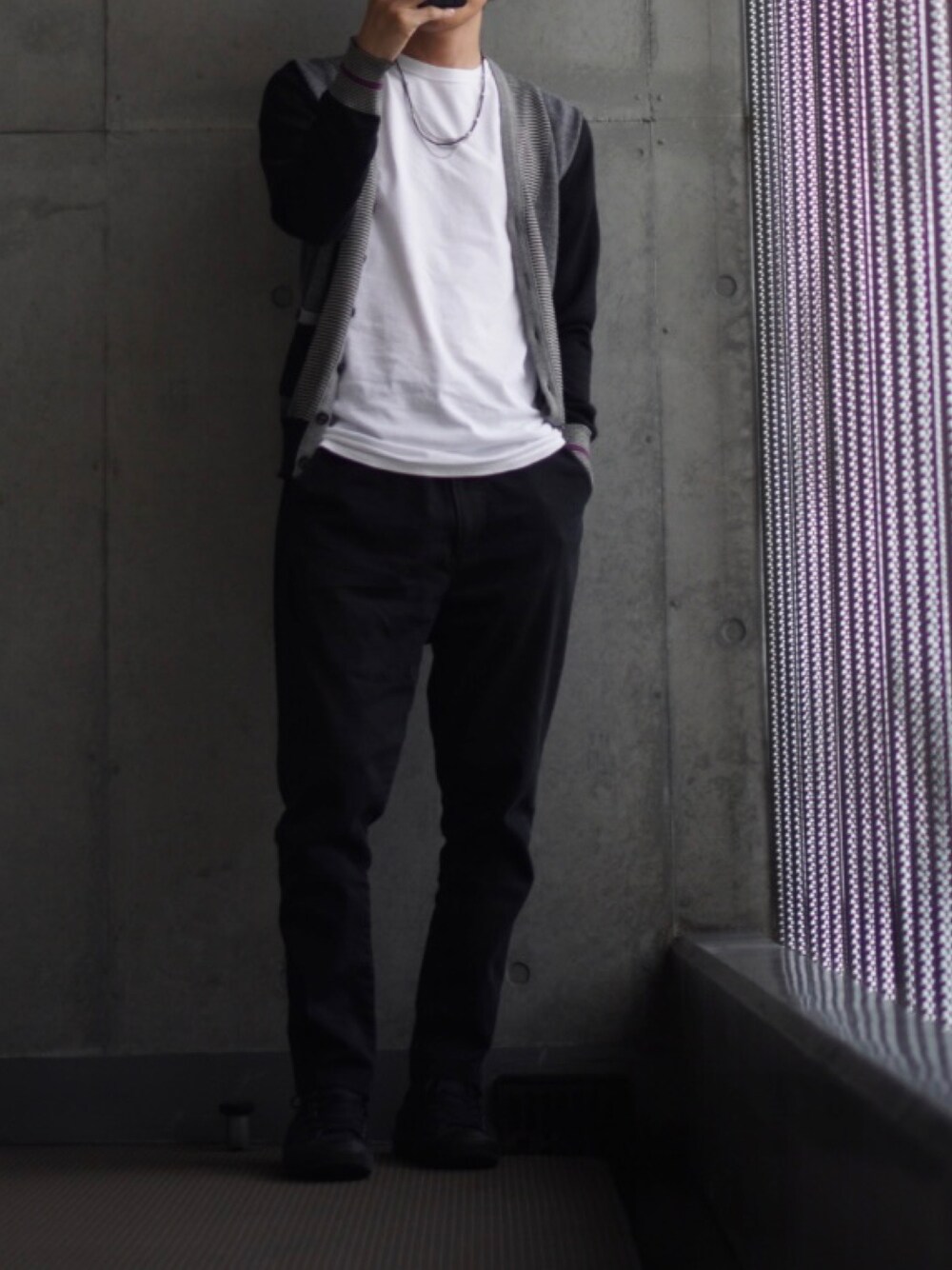 「カーディガン、スニーカー、黒スニーカー、テーパードパンツ、Tシャツ、白Tシャツ、低身長、低身長コーデ、低身長男子」｜「CONVERSEのconverse コンバース ALL STAR HI オールスター ハイ 3206 BLKﾓﾉｸﾛｰﾑ（スニーカー、ブラック系）」を使った、コバヤシ_トシヒコさん（メンズ・163cm）の秋コーディネートの1枚目の写真