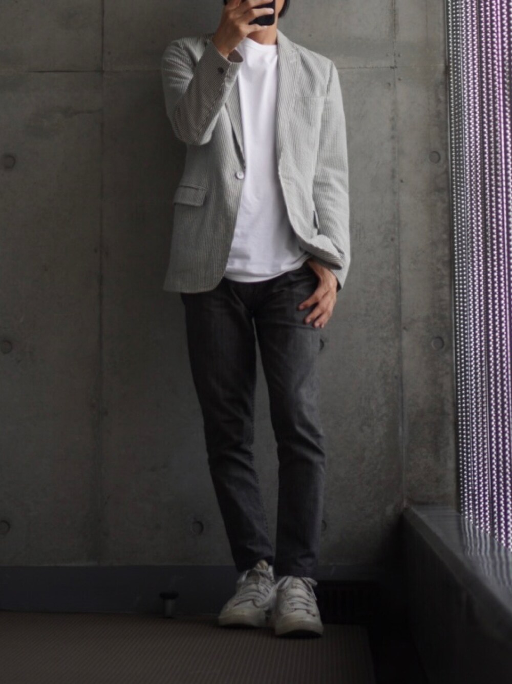 「ワントーンコーデ、スニーカー、白スニーカー、Tシャツ、白Tシャツ、デニム、デニムパンツ、ジーンズ、ジャケット、低身長、低身長コーデ、低身長男子、オトナカジュアル、レイヤードスタイル、大人コーデ」｜「DIESELのメンズ シューズ スニーカー ハイカット（スニーカー、ホワイト系）」を使った、コバヤシ_トシヒコさん（メンズ・163cm）の秋コーディネートの1枚目の写真