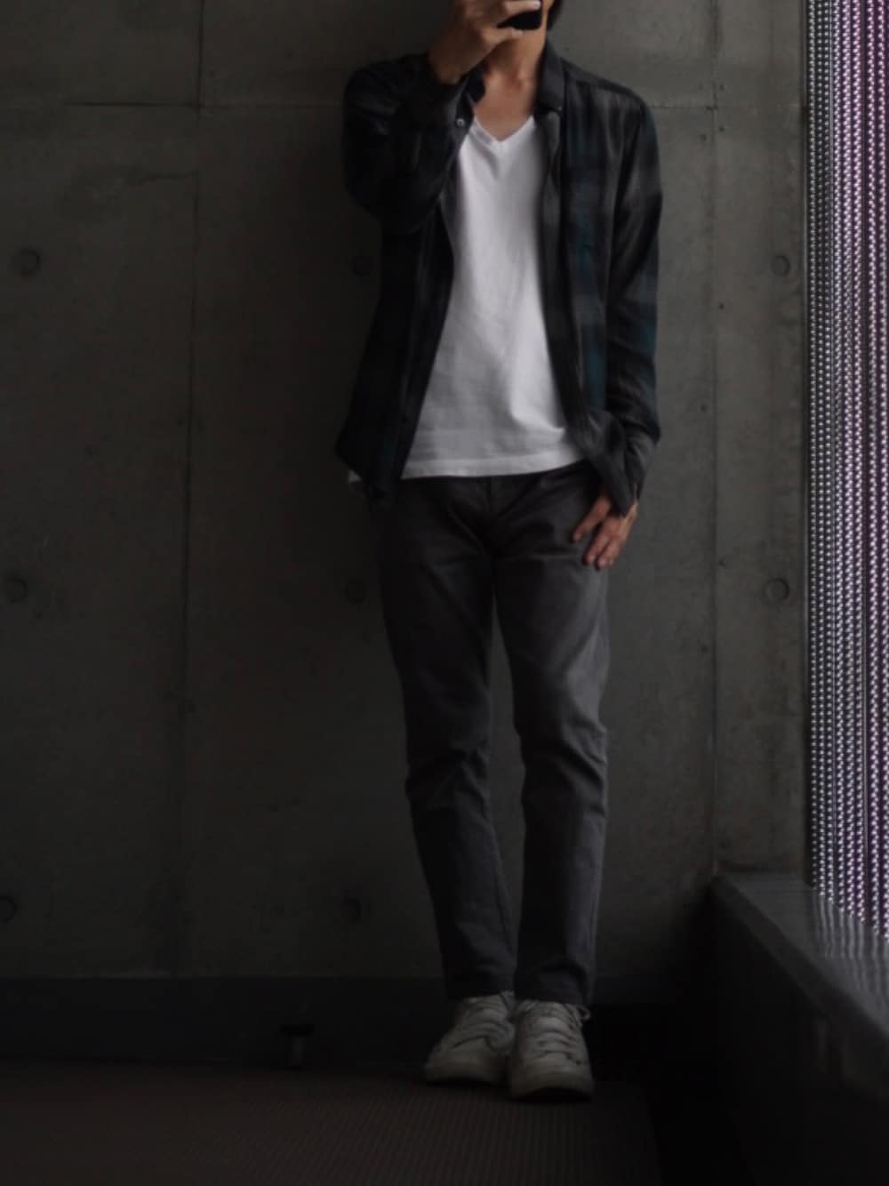 「大人カジュアル、シンプルスタイル、白Tシャツ、シンプル、シャツスタイル、柄シャツ、低身長、スニーカーコーデ、低身長コーデ、低身長男子、白スニーカー、ジーンズ、デニム、チェックシャツ、チェック」｜「DIESELのメンズ シューズ スニーカー ハイカット（スニーカー、ホワイト系）」を使った、コバヤシ_トシヒコさん（メンズ・163cm）の夏コーディネートの1枚目の写真