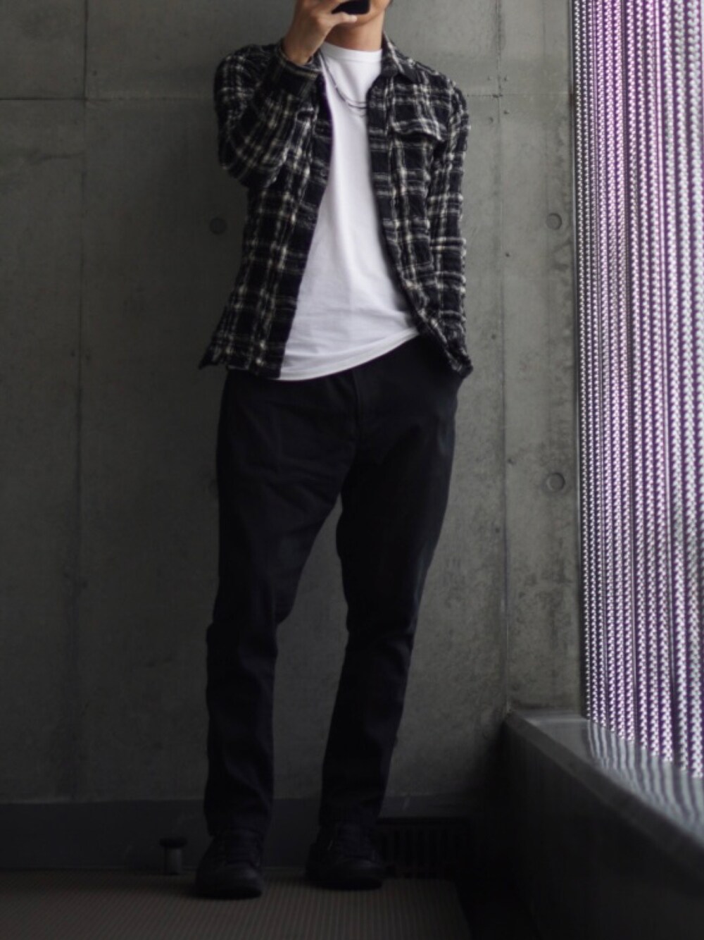 「スニーカー、黒スニーカー、テーパードパンツ、Tシャツ、白Tシャツ、シャツスタイル、シャツ、チェックシャツ、低身長、低身長コーデ、低身長男子」｜「CONVERSEのconverse コンバース ALL STAR HI オールスター ハイ 3206 BLKﾓﾉｸﾛｰﾑ（スニーカー、ブラック系）」を使った、コバヤシ_トシヒコさん（メンズ・163cm）の秋コーディネートの1枚目の写真
