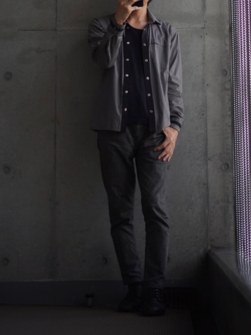 「革靴、デニム、ジーンズ、Tシャツ、黒Tシャツ、シャツスタイル、シャツ、低身長、低身長コーデ、低身長男子」｜「NANO universeのレザーシューズ（ローファー、ブラック系）」を使った、コバヤシ_トシヒコさん（メンズ・163cm）の秋コーディネートの1枚目の写真