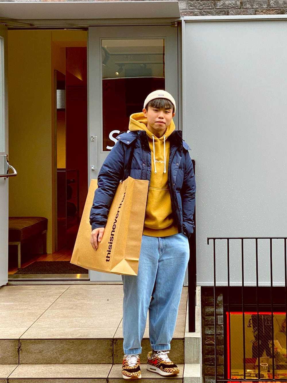 「Champion、jeans、carhartt、THE NORTH FACE、Carhartt WIP(Carhartt WIP)、thisisneverthat」｜「BDGのアイテム（デニムパンツ、ブルー系）」を使った、ITFさん（メンズ・173cm）の冬コーディネートの1枚目の写真