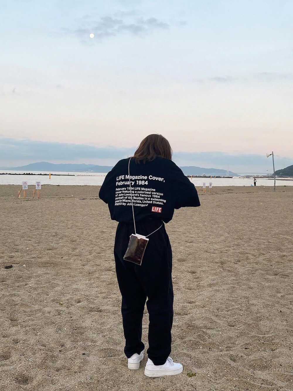 「古着、スニーカー、オールブラック、メンズライク、ootd、古着コーデ、古着女子、ストリートコーデ」｜「BEAMSのLIFE × BEAMS / 別注 BEATLES 1984 Tシャツ（Tシャツ/カットソー、ブラック系）」を使った、mさん（レディース・152cm）の秋コーディネートの1枚目の写真