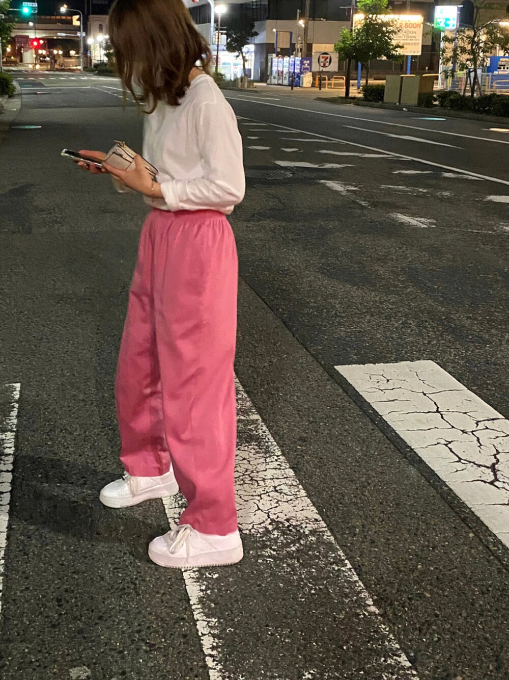 「古着、カラーパンツ、スニーカーコーデ、AIR FORCE 1、ootd、ピンクパンツ、古着コーデ、古着パンツ、古着女子」｜「UNIQLOのアイテム（Tシャツ/カットソー、ホワイト系）」を使った、mさん（レディース・152cm）の秋コーディネートの1枚目の写真