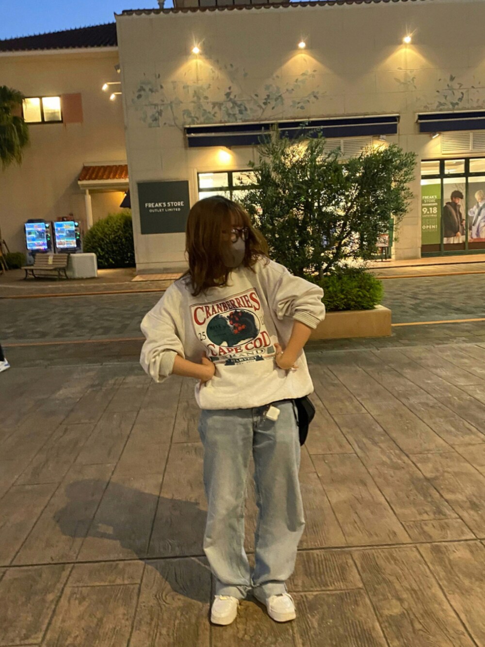 「古着、スニーカー、デニム、トレーナー、メンズライク、デニムパンツ、AIR FORCE 1、ootd、ダテメガネ、ジェットキャップ、デニムコーデ、apartbylowrys、古着コーデ、古着女子、ストリートコーデ」｜「古着のアイテム（スウェット、ホワイト系）」を使った、mさん（レディース・152cm）の秋コーディネートの1枚目の写真
