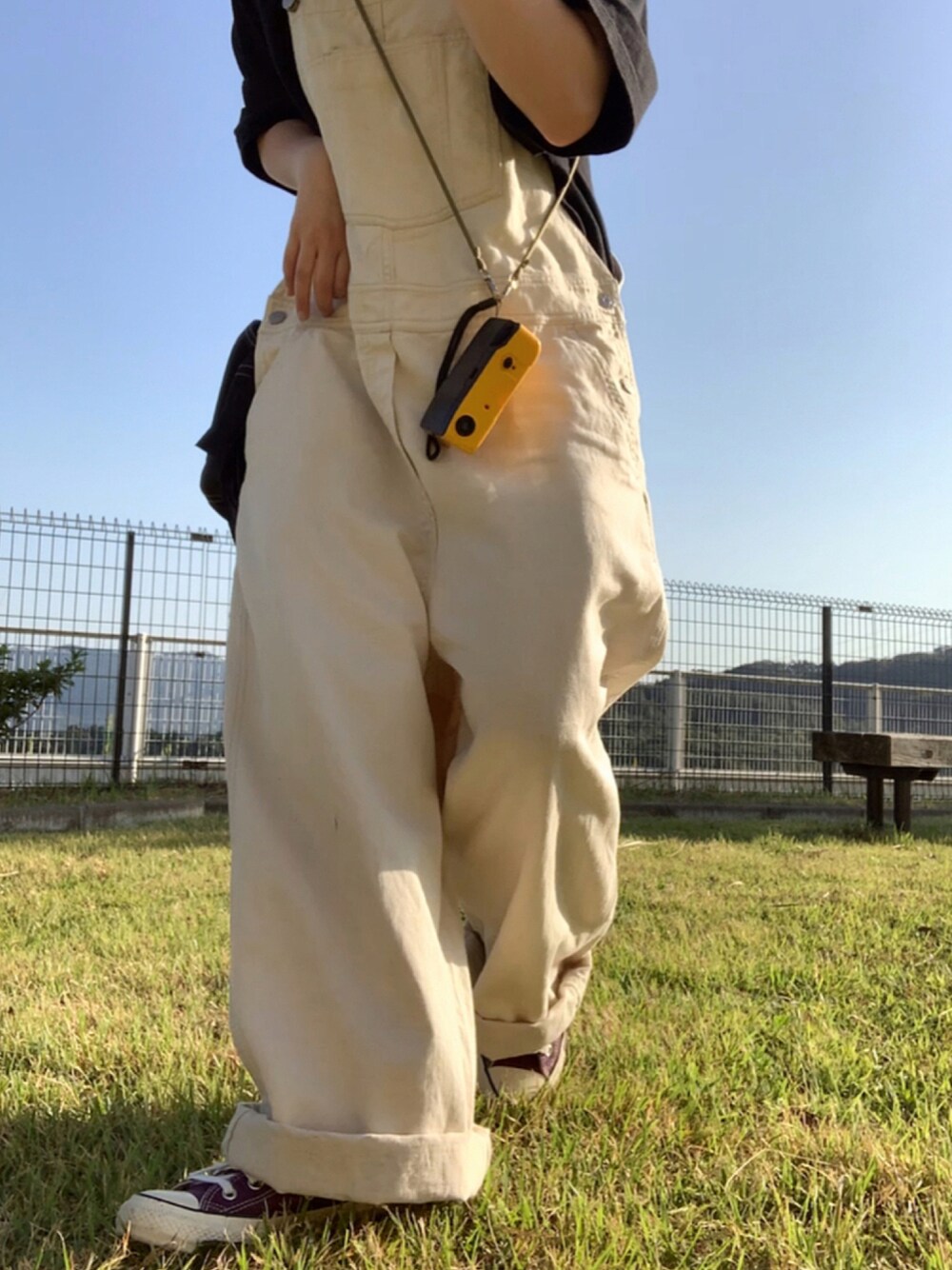 「サロペット、オーバーオール、converse、スニーカーコーデ、メンズライク、ootd、ストリートコーデ」｜「CONVERSEのALL STAR US COLORS OX 31302092（スニーカー、パープル系）」を使った、mさん（レディース・152cm）の秋コーディネートの1枚目の写真