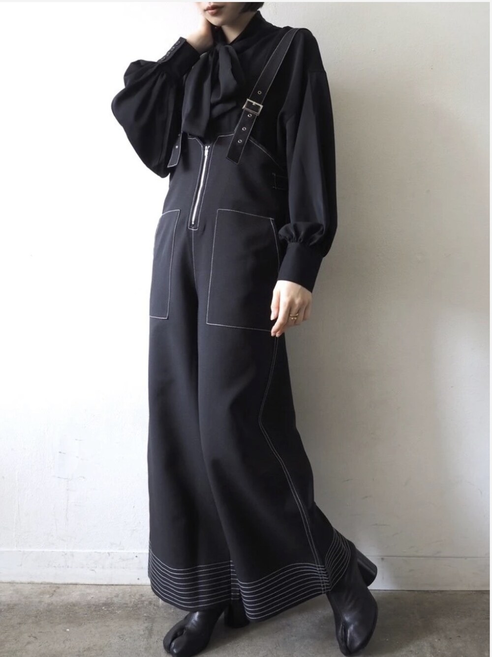 「Lumierのアイテム（シャツ/ブラウス、ブラック系）」を使った、memeさん（レディース・159cm）の秋コーディネートの1枚目の写真