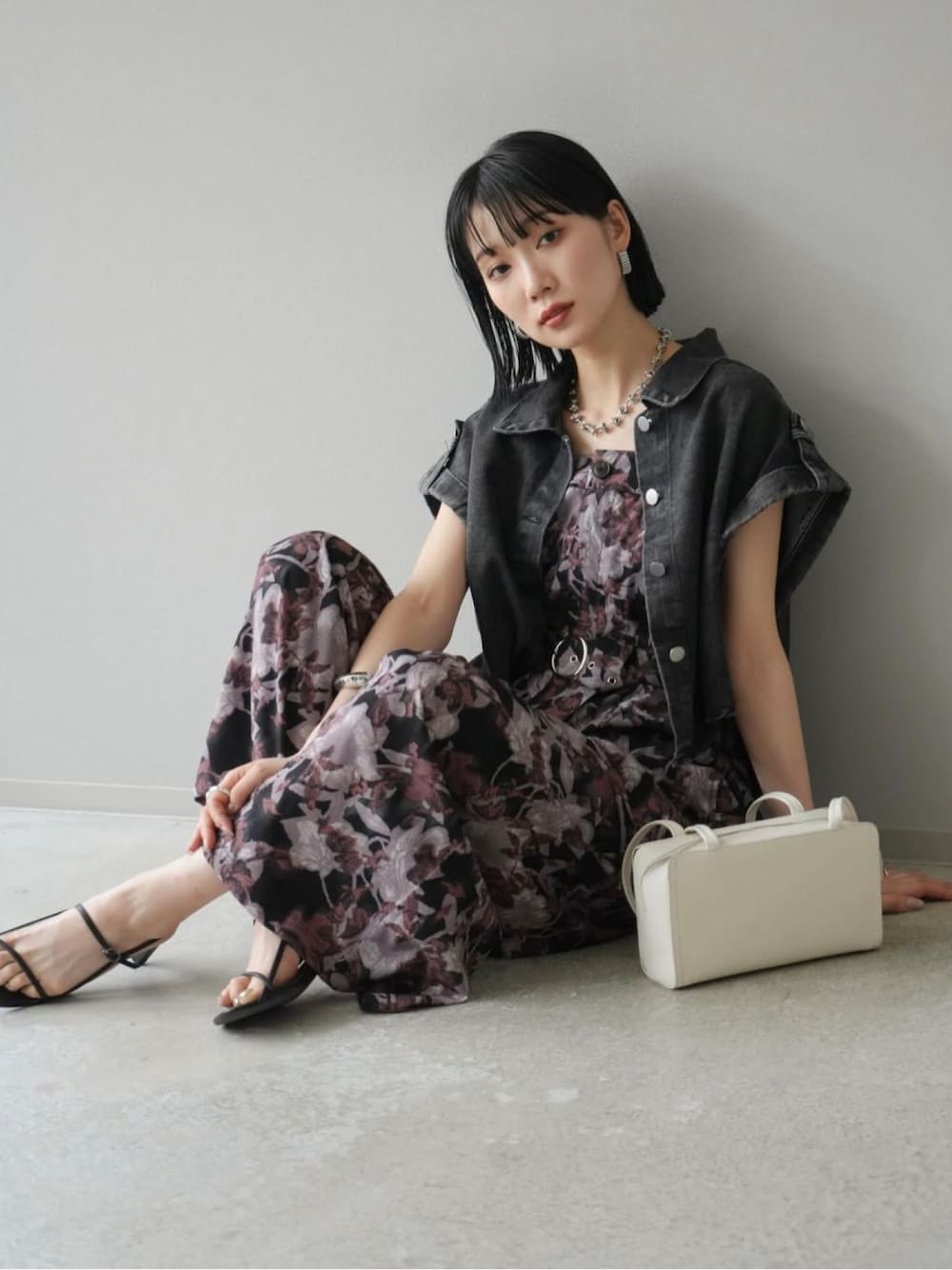「Lumierのアイテム（サロペット/オーバーオール、ブラウン系）」を使った、memeさん（レディース・159cm）の春コーディネートの1枚目の写真