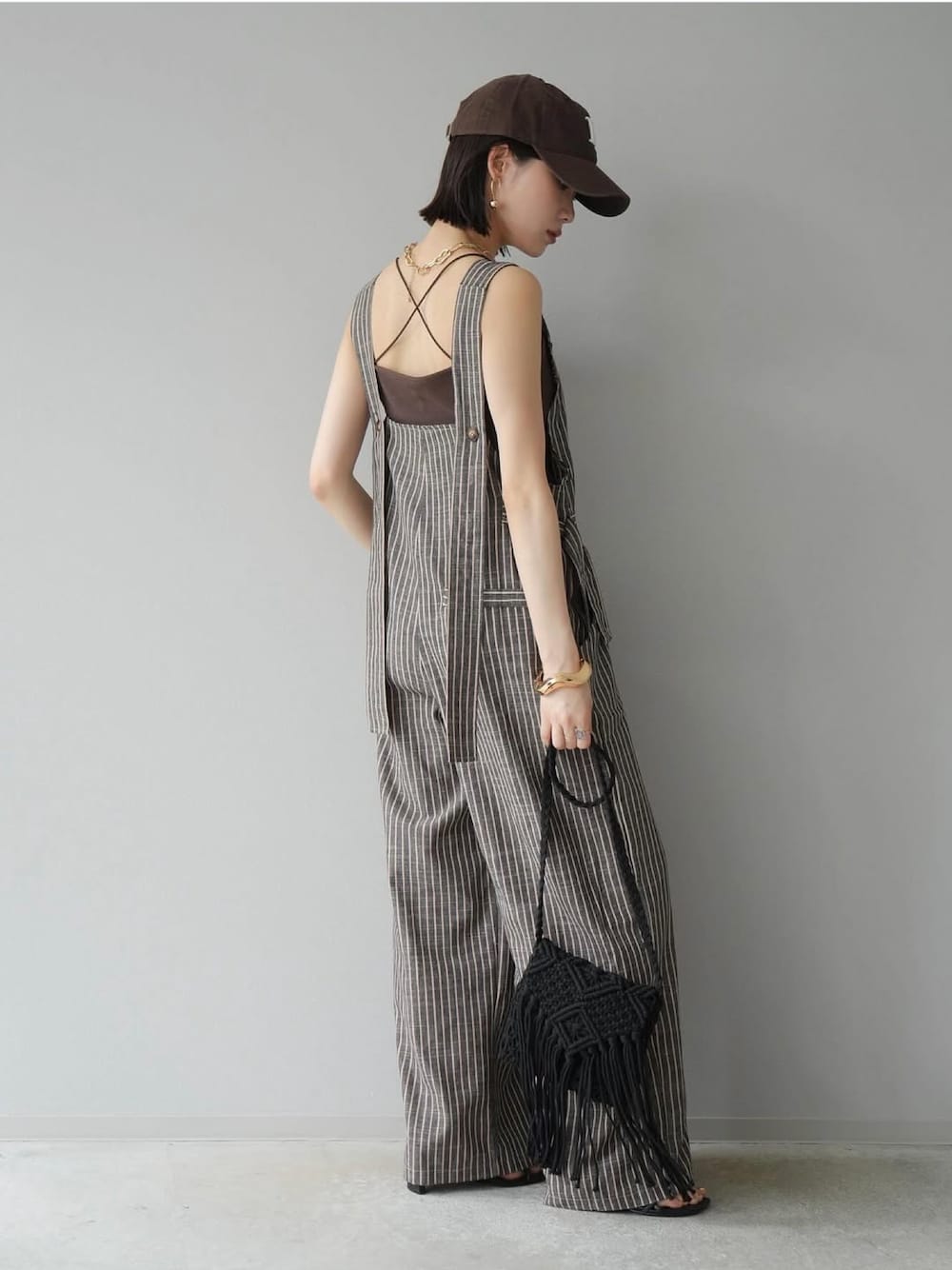 「Lumierのアイテム（サロペット/オーバーオール、ブラウン系）」を使った、memeさん（レディース・159cm）の春コーディネートの1枚目の写真