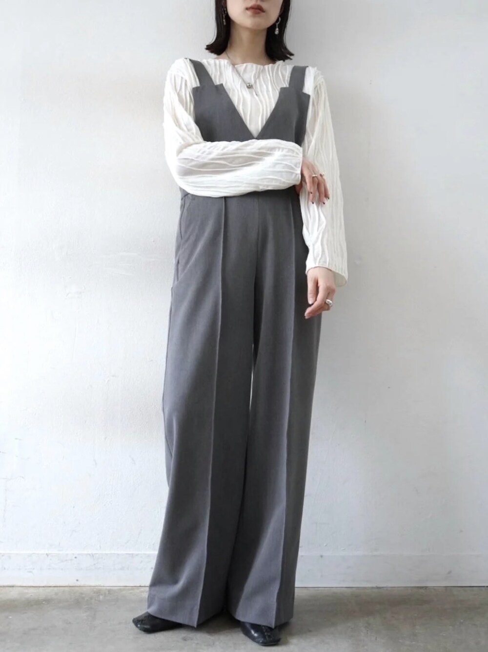 「Lumierのアイテム（シャツ/ブラウス、ホワイト系）」を使った、memeさん（レディース・159cm）の春コーディネートの1枚目の写真