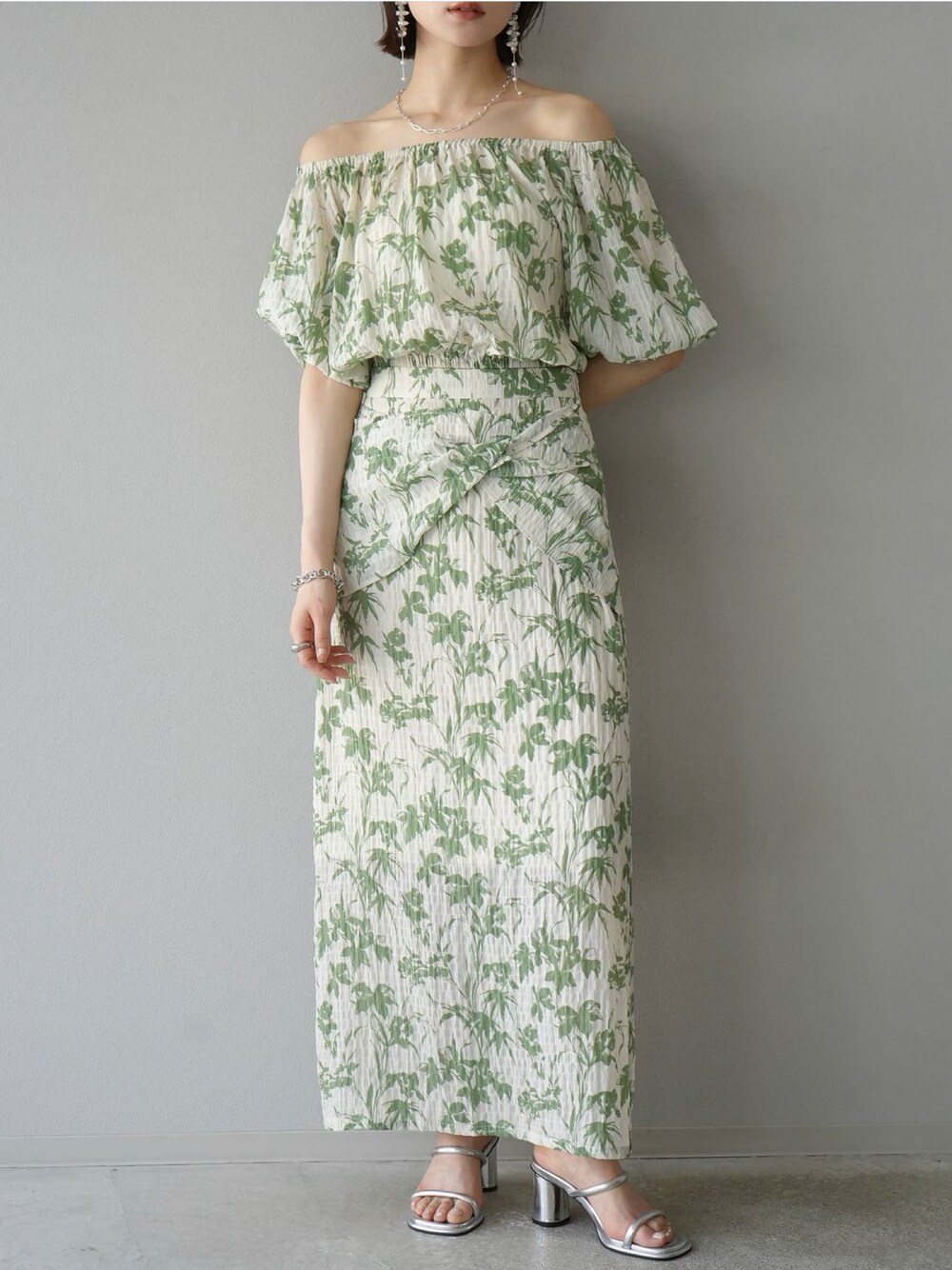 グリーン系のセットアップを着用したレディースの夏コーディネートの1枚目の写真