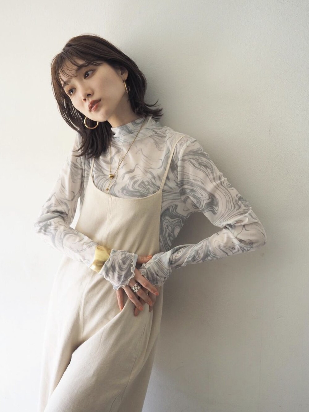 「Lumierのアイテム（Tシャツ/カットソー、グレー系）」を使った、memeさん（レディース・159cm）の春コーディネートの1枚目の写真