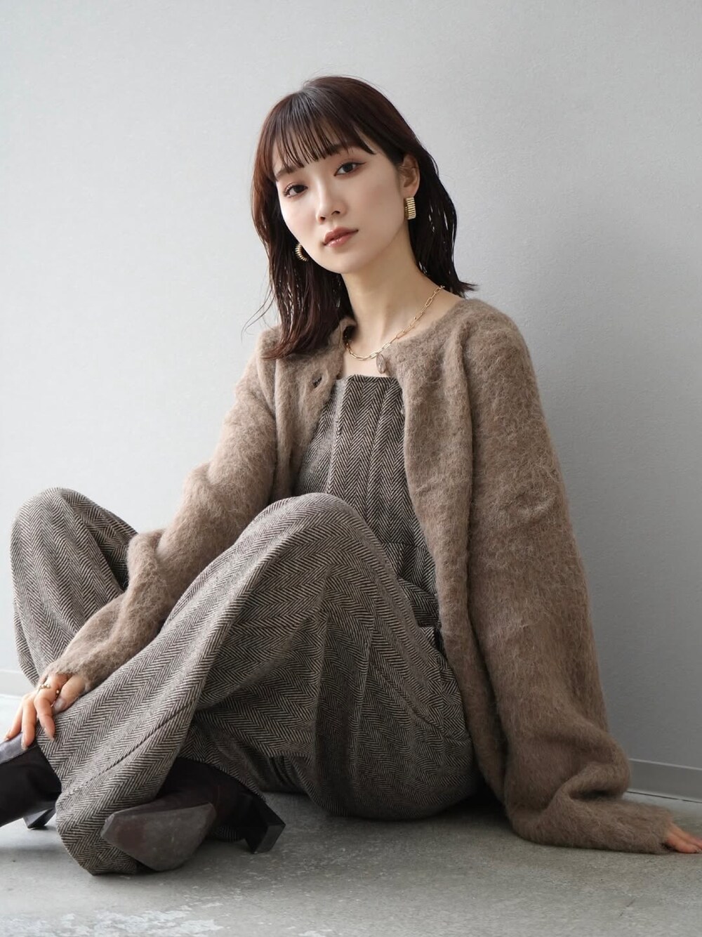 「Lumierのアイテム（サロペット/オーバーオール、ブラウン系）」を使った、memeさん（レディース・159cm）の冬コーディネートの1枚目の写真
