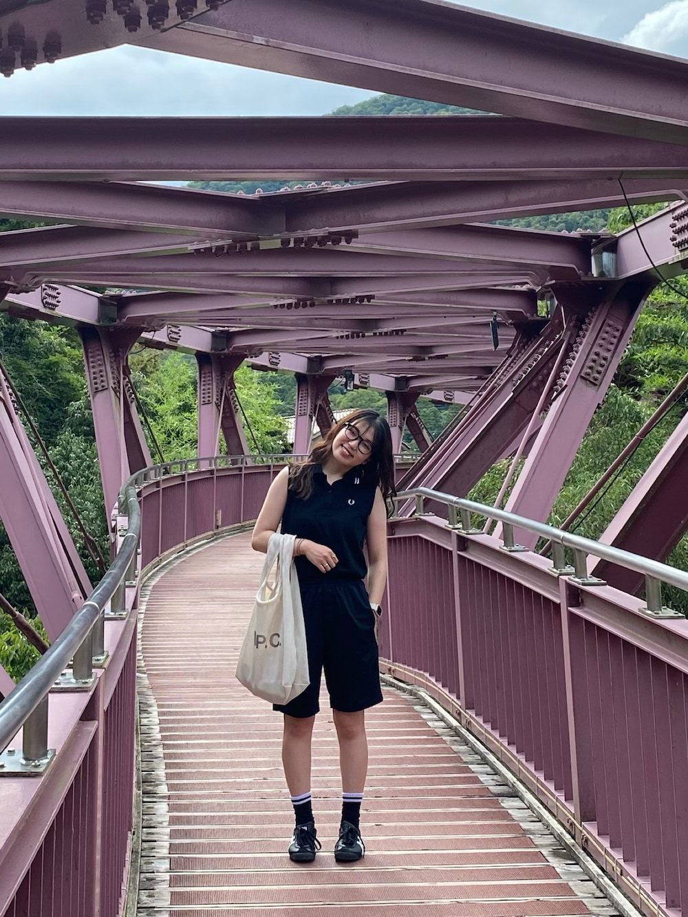 「フレッドペリー、FRED PERRY、オニツカタイガー、Onitsuka Tiger、A.P.C.、トートバッグ、ハーフパンツ、ポロシャツ、ノースリーブ、メガネ女子、パーマ女子」｜「Onitsuka TigerのMEXICO 66 / メキシコ 66（スニーカー、ブラック系）」を使った、ちんさん（レディース・157cm）の秋コーディネートの1枚目の写真
