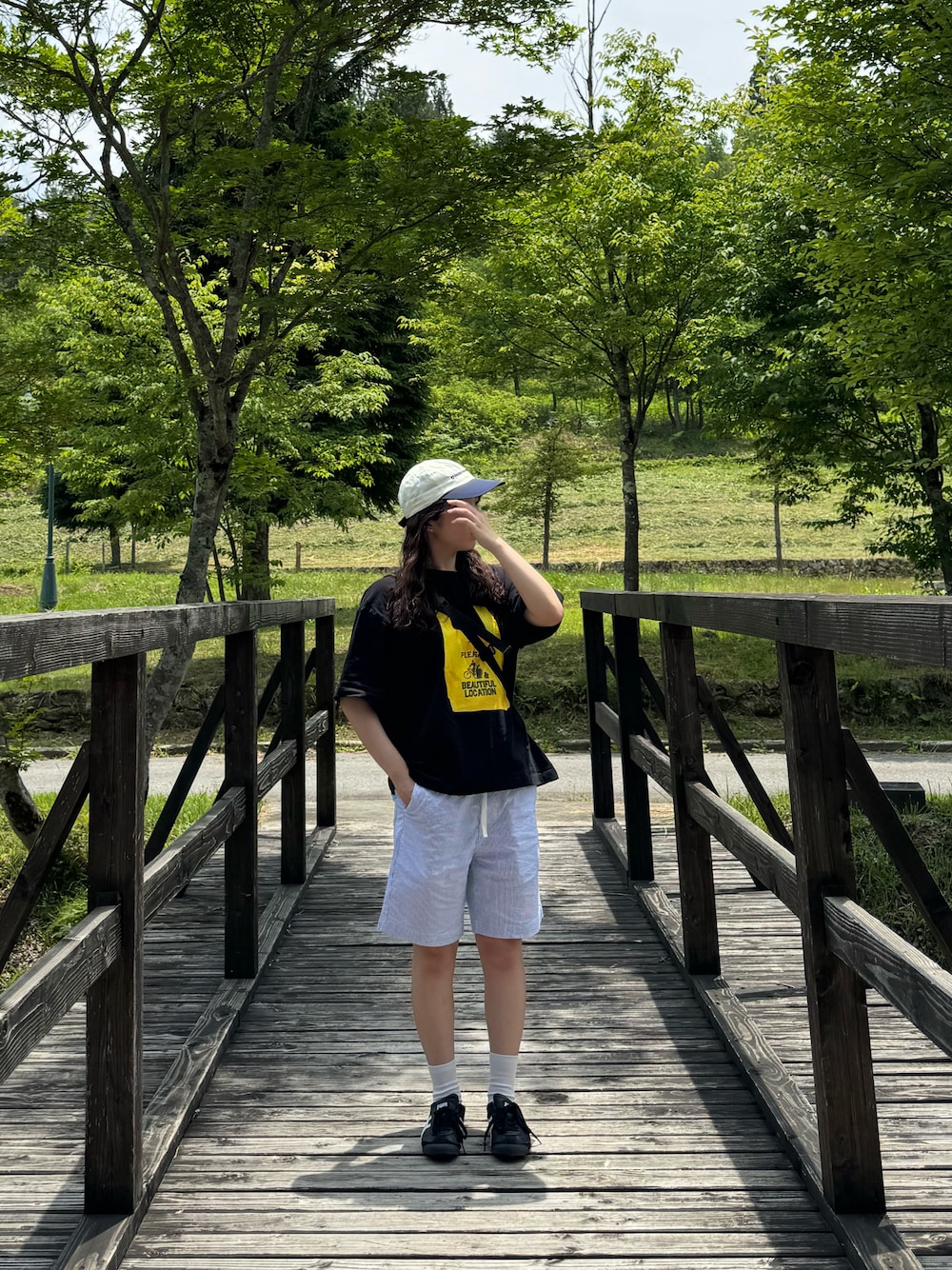 「ユニクロ、UNIQLO、ハーツパンツ、Tシャツ、黒ティーシャツ、キャップ、thisisneverthat、broken base、オニツカタイガー、Onitsuka Tiger、アシックス、スニーカー、白靴下、自然、ノームコア」｜「thisisneverthatのSP-Logo Nylon Cap（キャップ、ホワイト系）」を使った、ちんさん（レディース・157cm）の夏コーディネートの1枚目の写真