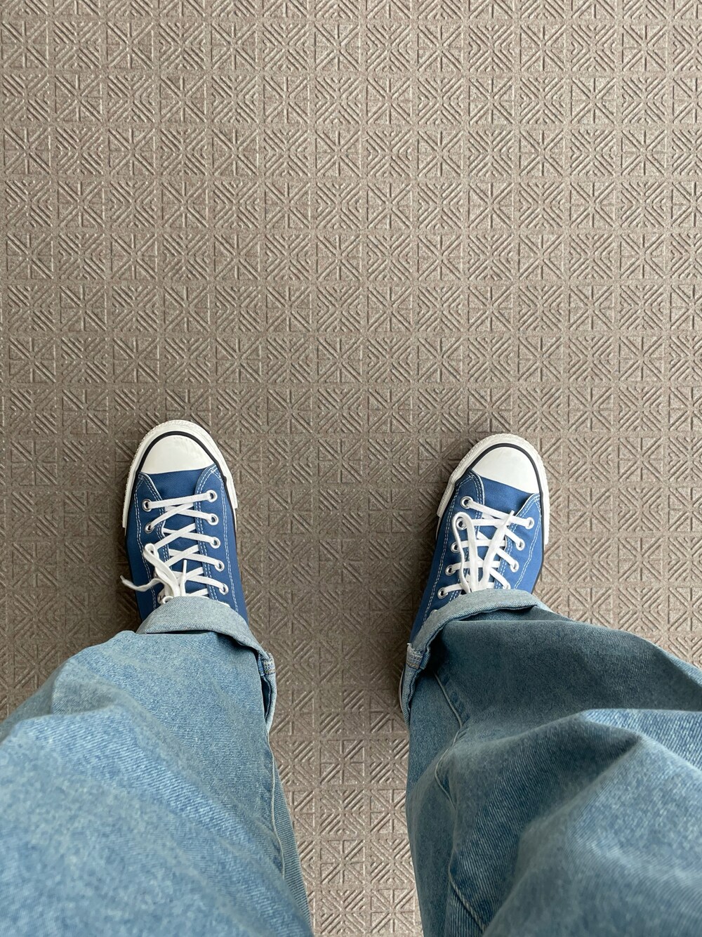 「neonsign、converse、春コーデ、デニムパンツ、スニーカー」｜「NEONSIGNのNEONSIGN ネオンサイン / WIDE DENIM SLACKS “USED” ワイドデニム スラックス - ユーズド -（セットアップ） / N0344（デニムパンツ、ブルー系）」を使った、toshiさん（メンズ・172cm）の春コーディネートの1枚目の写真