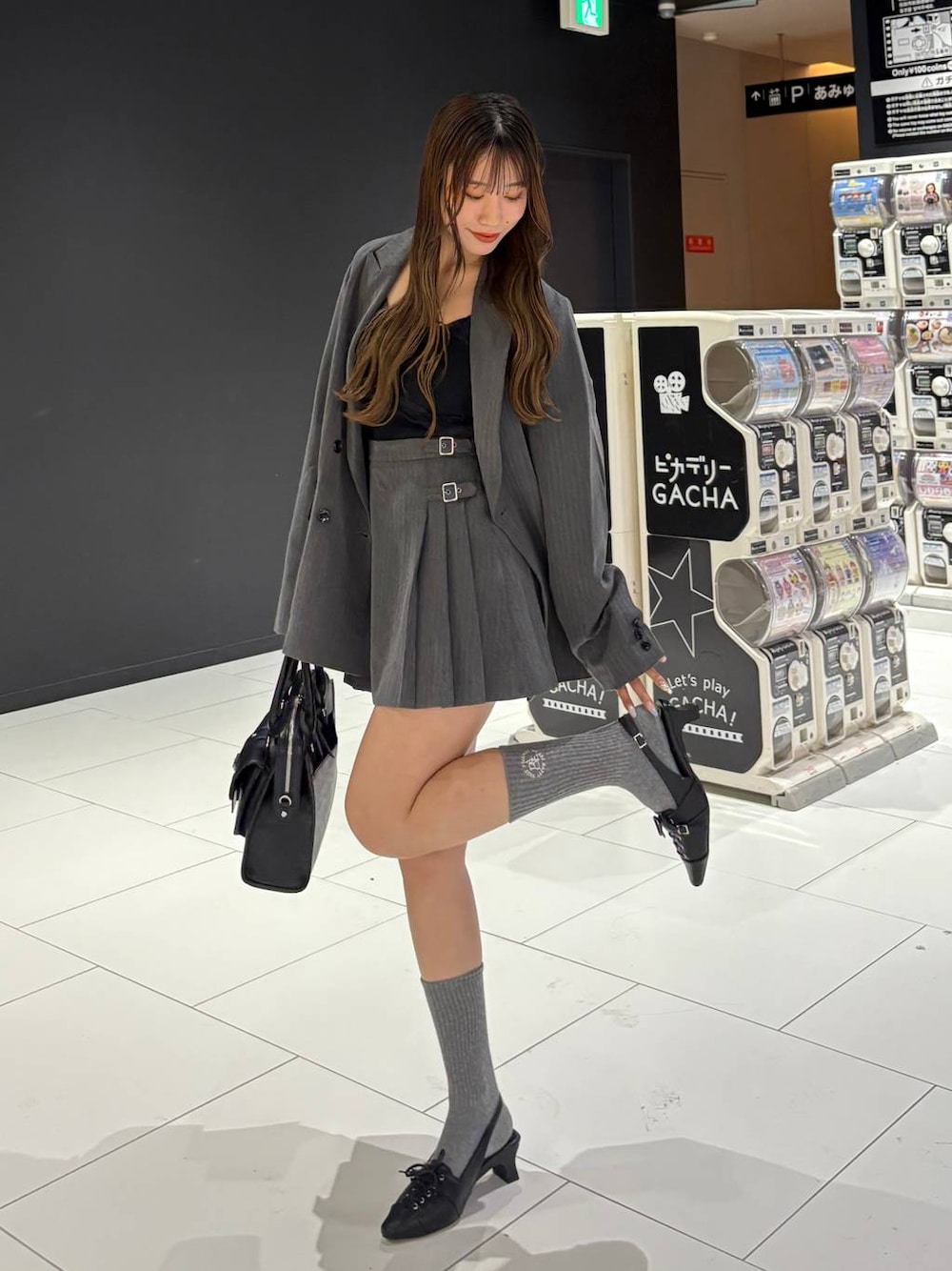 「韓国系、着痩せ・細見え、モテ、骨格ウェーブ、Heather、ロングヘア、セットアップ、ジャケット、ミニスカート、ヘザーのアウター_Heather、アウター、オーバーサイズ、ゆったり、モノトーン、モード」｜「Heatherのオーバーミドルテーラードジャケット　314405（テーラードジャケット、グレー系）」を使った、sakikaさん（レディース・163cm）の夏コーディネートの1枚目の写真