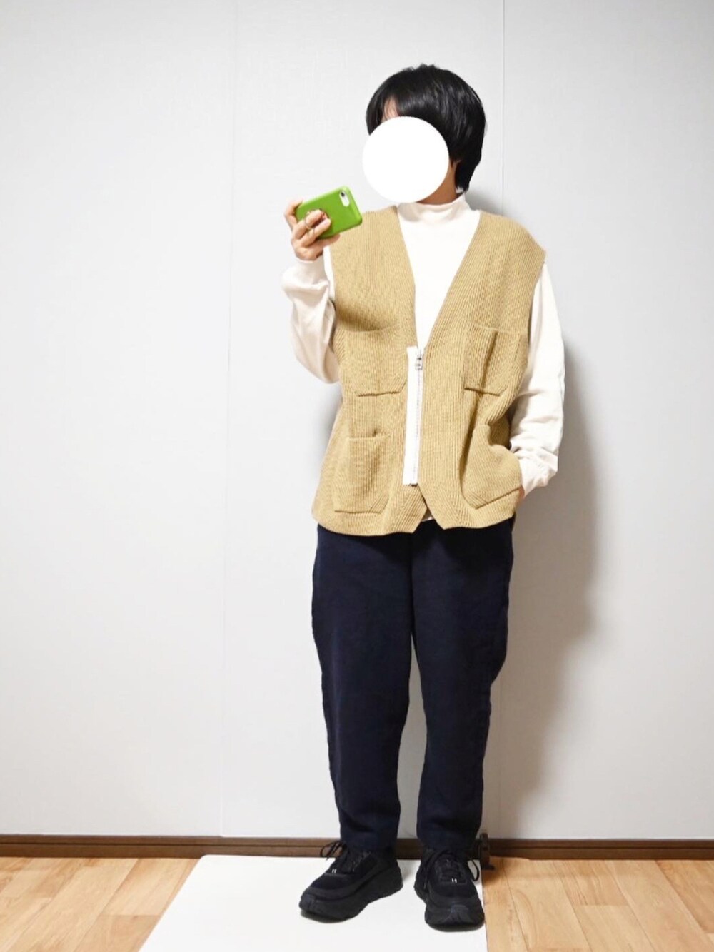 「スニーカー、カジュアル、UNIQLO、gold、レイヤードスタイル、休日スタイル、メンズライク、ニットベスト、休日コーデ、ゆるコーデ、秋コーデ、ニットコーデ、HOKAONEONE、UNIQLO U、unfil」｜「UNIQLOのアイテム（トップス、ホワイト系）」を使った、あちょんさん（レディース・158cm）の秋コーディネートの1枚目の写真
