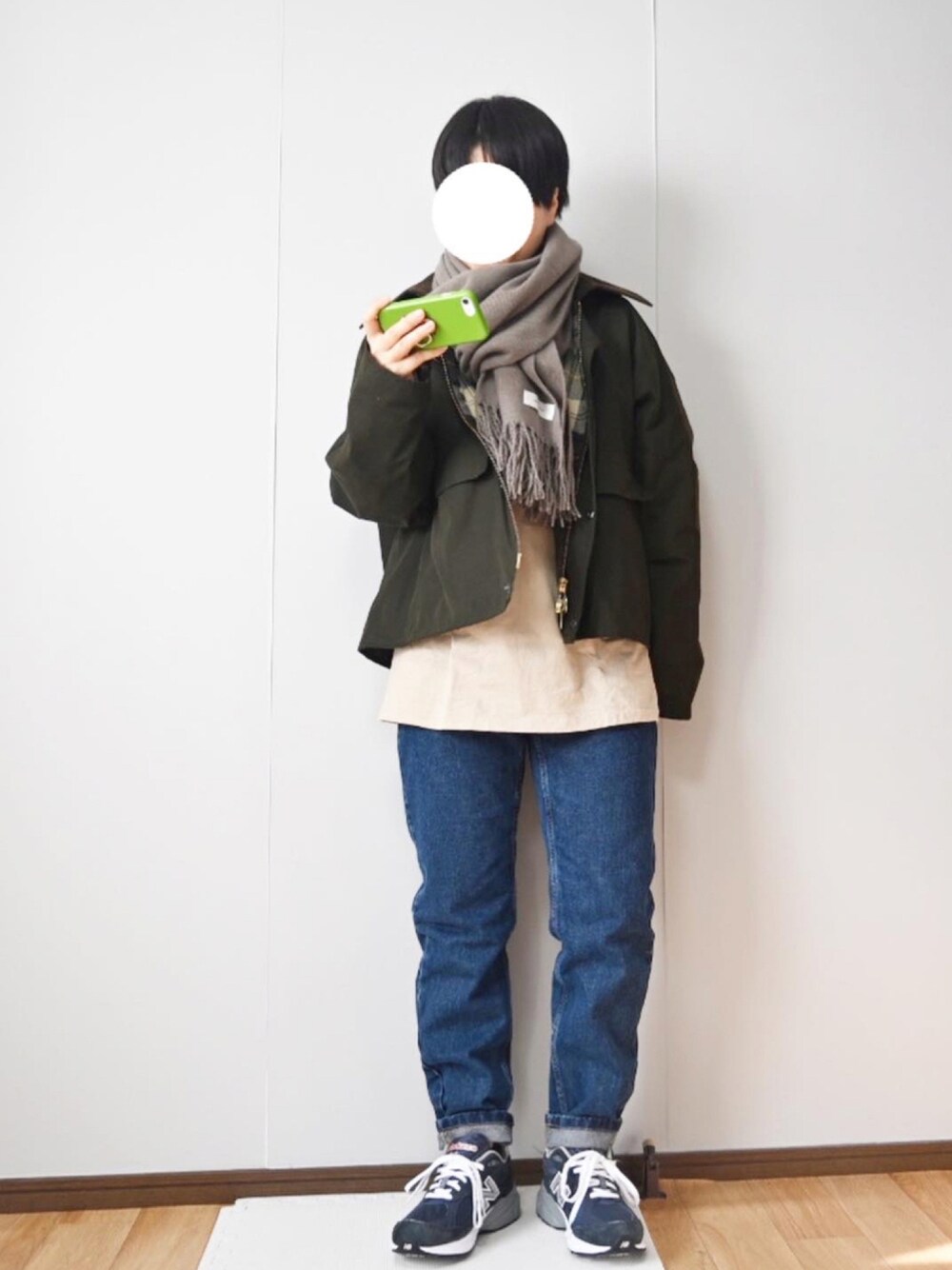 グリーン系のブルゾン、その他のTシャツ/カットソー、ブルー系のデニムパンツを着用したレディースの冬コーディネートの1枚目の写真