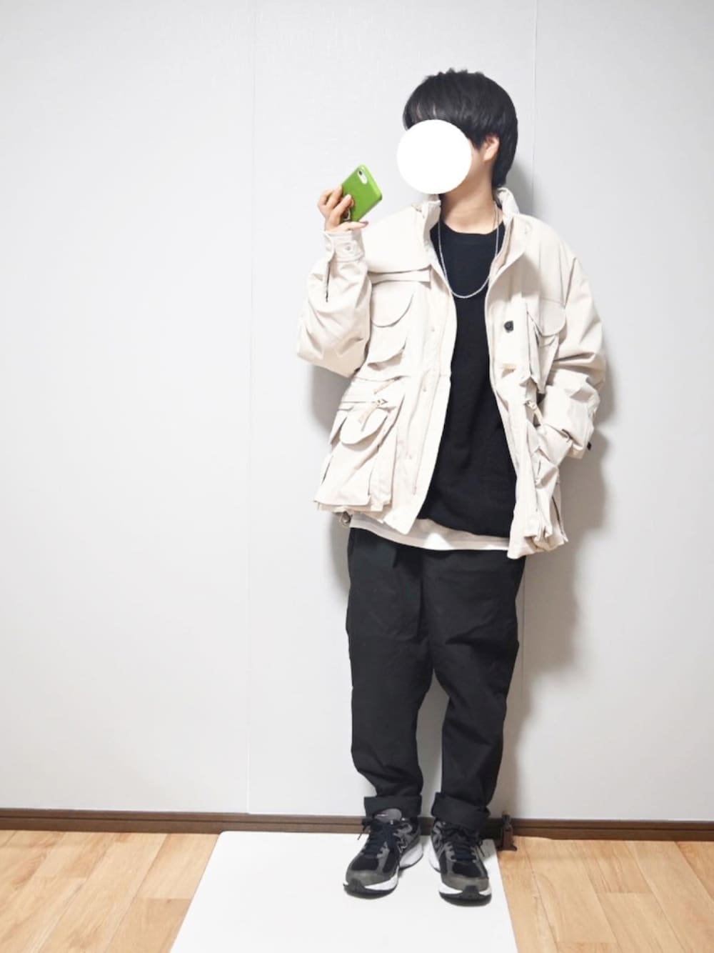 ホワイト系のタンクトップ、ブラック系のTシャツ/カットソー、ホワイト系のジャケット/アウターを着用したレディースの秋コーディネートの1枚目の写真