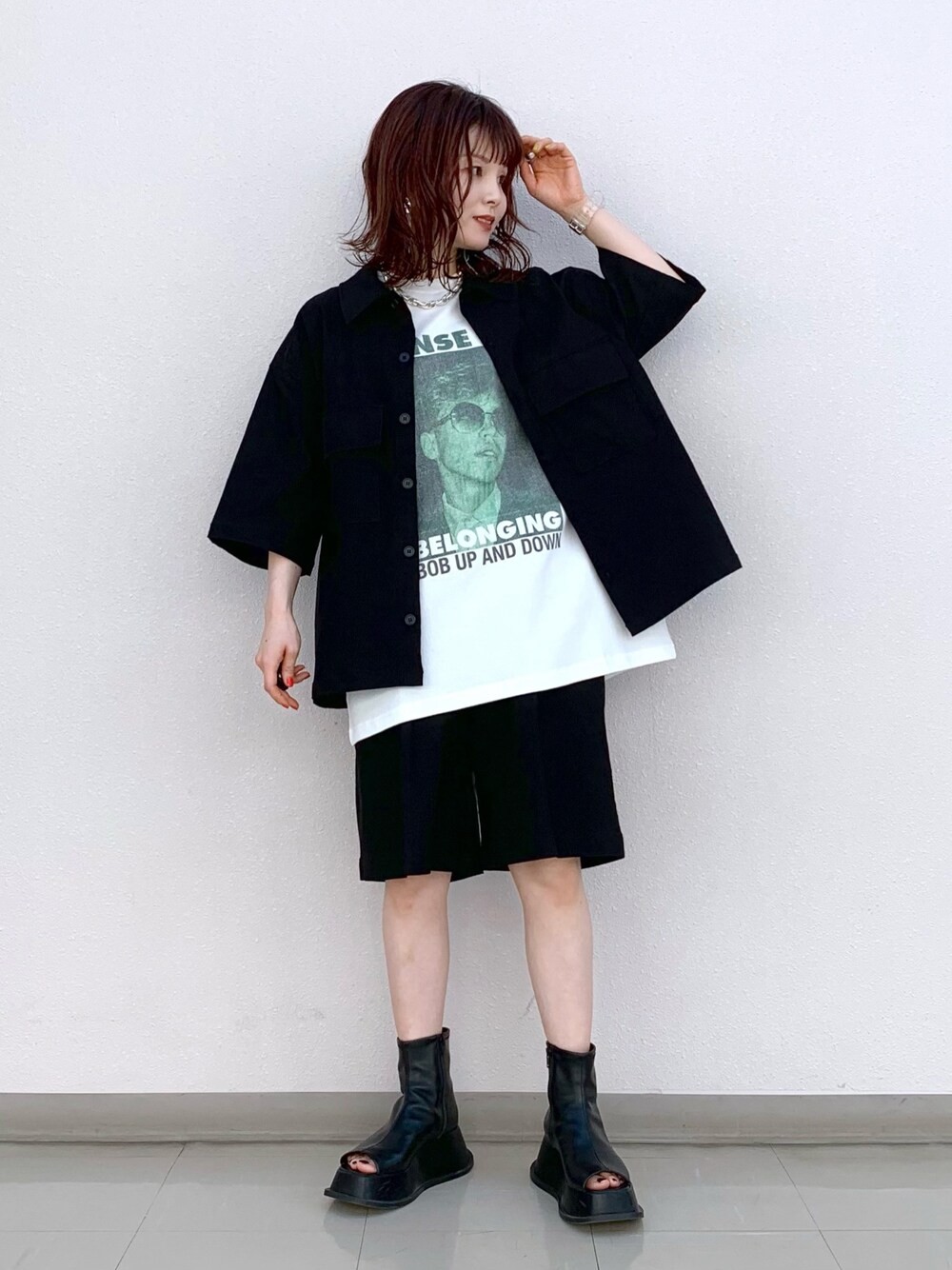 ホワイト系のTシャツ/カットソー、ブラック系のその他パンツ、ブラック系のスリッポンを着用したレディースの春コーディネートの2枚目の写真