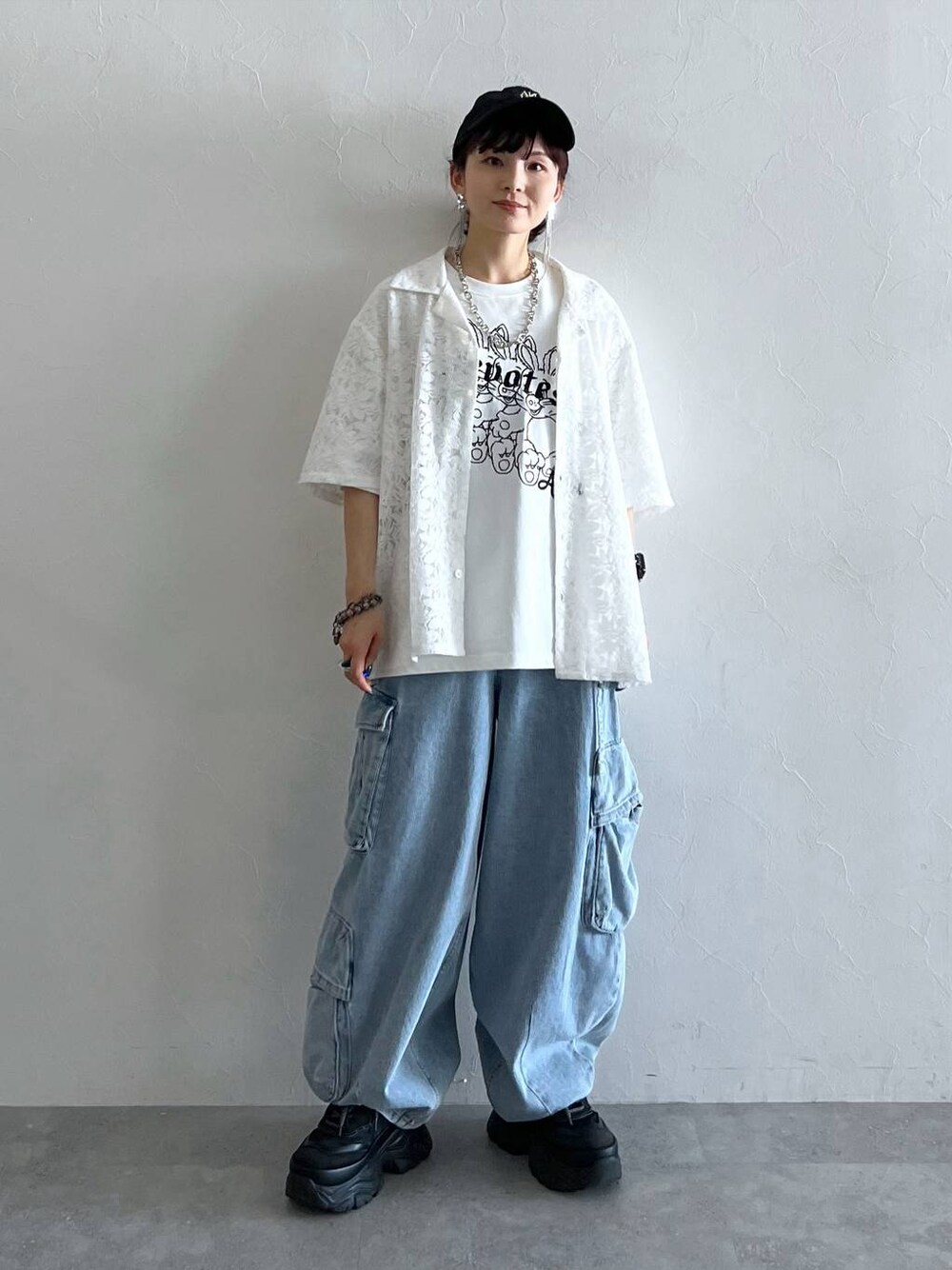 ホワイト系のシャツ/ブラウス、ブラック系のスニーカー、ホワイト系のTシャツ/カットソーを着用したレディースの夏コーディネートの1枚目の写真