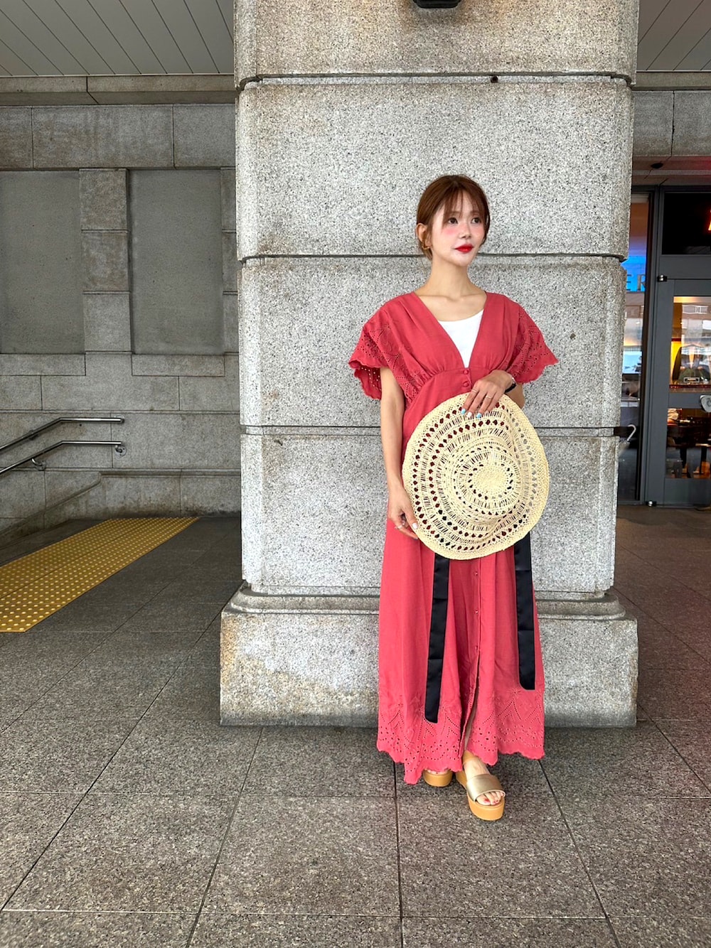 「夏コーデ、ワンピース、前あきワンピ、レースワンピース、厚底サンダル、帽子コーデ、テチチ(Te chichi)、低身長、ワンピースコーデ、ママコーデ、マキシ丈ワンピース」｜「Te chichiのスカラップエンブロイダリーワンピース（ワンピース、レッド系）」を使った、Rieさん（レディース・150cm）の夏コーディネートの1枚目の写真
