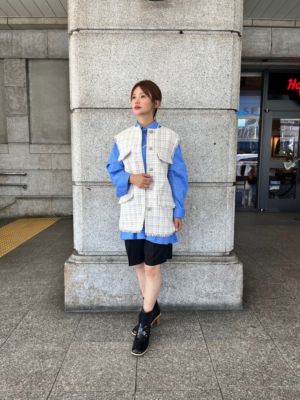 「テチチ(Te chichi)、ツイードベスト、ショートパンツ、低身長、ママコーデ、秋コーデ」｜「Te chichiのスクエアトゥエナメルブーツ（ブーツ、ブラック系）」を使った、Rieさん（レディース・150cm）の秋コーディネートの1枚目の写真