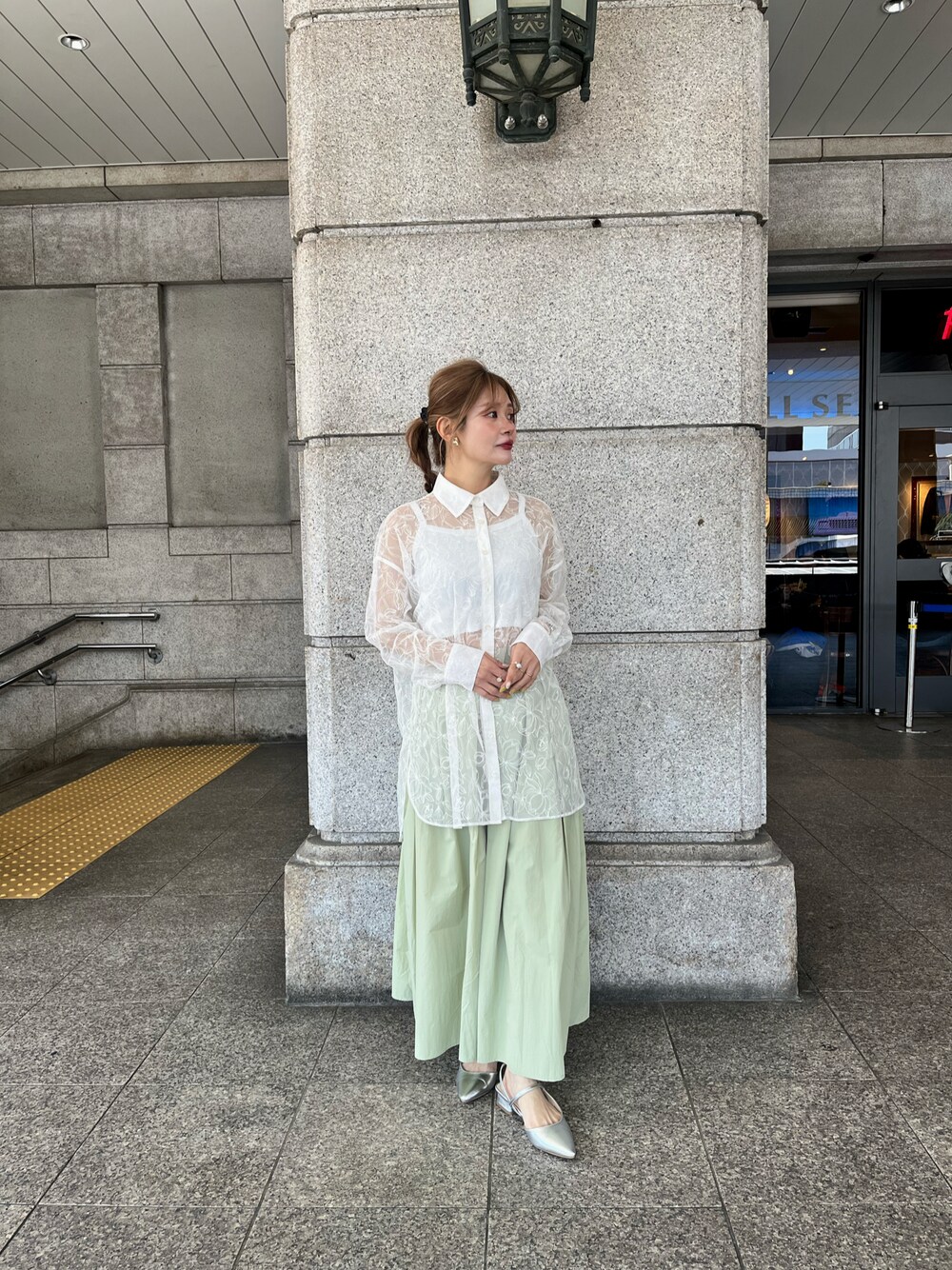 「大人女子、お出かけコーデ、春ファッション、低身長コーデ、テチチ(Te chichi)、骨格ストレート、お仕事コーデ、シースルー、40代ファッション」｜「Te chichiのアイテム（シャツ/ブラウス、ホワイト系）」を使った、Rieさん（レディース・150cm）の春コーディネートの1枚目の写真