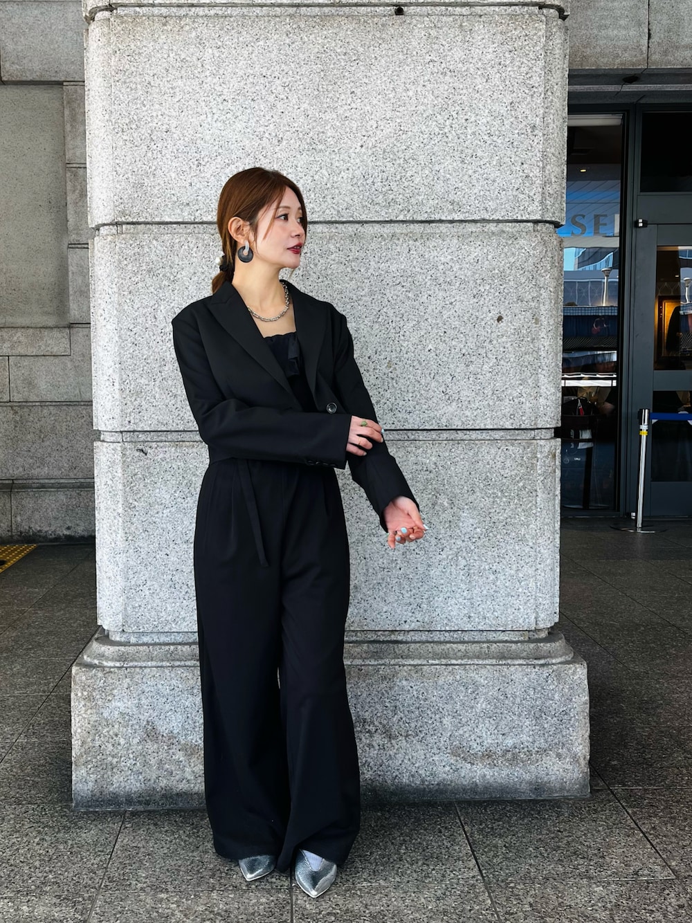 「ブラックコーデ、セレモニー、テチチ(Te chichi)、ショート丈、オールインワンコーデ」｜「Te chichiのショートテーラージャケット（セットアップ可）《2025spring catalog item》（ノーカラージャケット、ブラック系）」を使った、Rieさん（レディース・150cm）の冬コーディネートの1枚目の写真