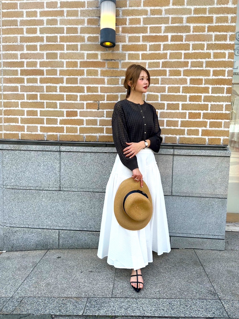 「大人カジュアル、低身長コーデ、春、モノトーンコーデ、テチチ(Te chichi)、フレアスカート、シロスカート、シースルーカーディガン」｜「Te chichiのアイテム（帽子、イエロー系）」を使った、Rieさん（レディース・150cm）の春コーディネートの1枚目の写真
