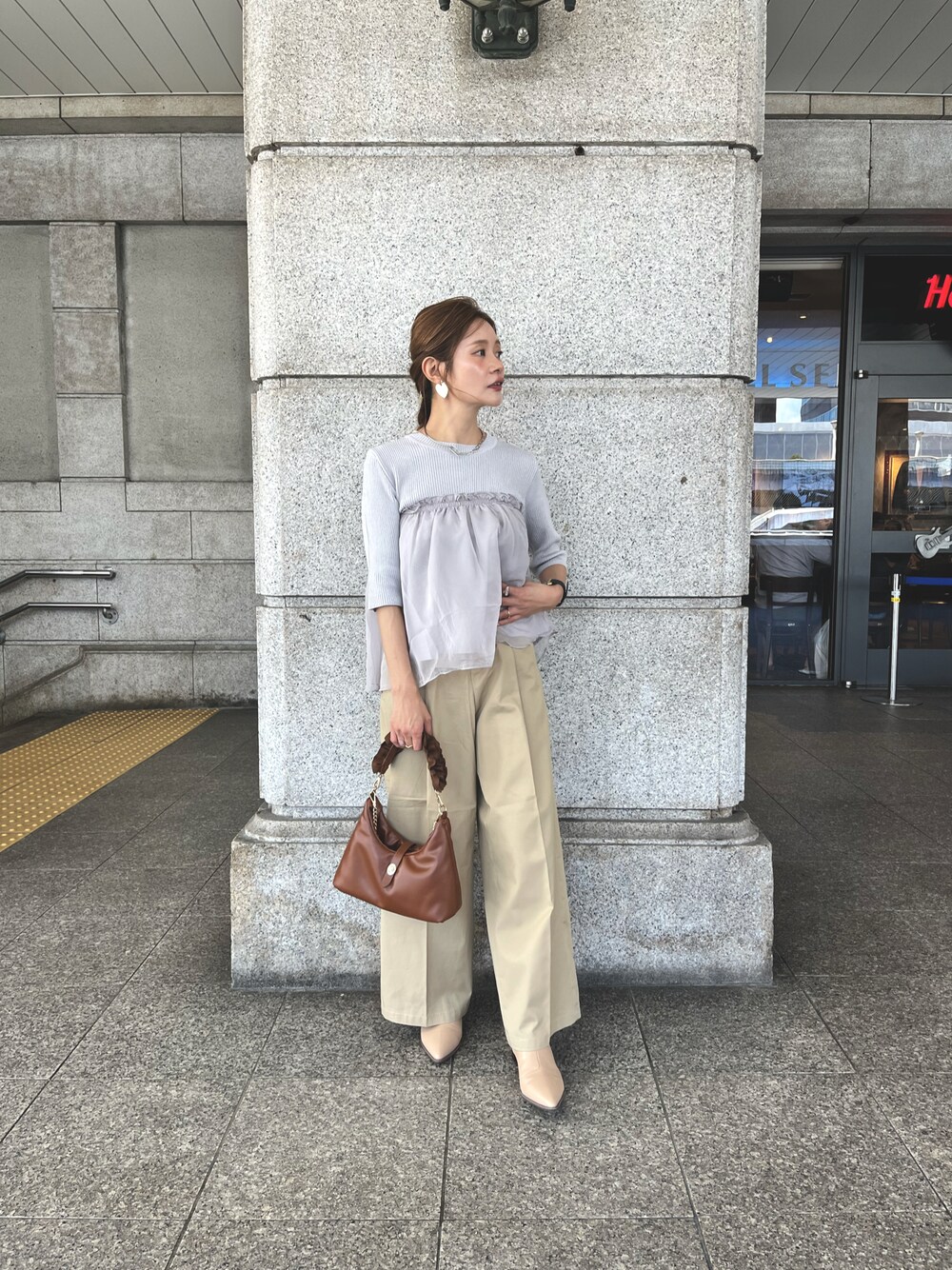 「チュールニット、チノパン、淡色コーデ、低身長女子、秋先取りコーデ、大人女子、夏秋ミックス、イエベ秋、テチチ(Te chichi)、半袖ニット」｜「Te chichiのニットドッキングペプラムプルオーバー（ニット/セーター、グレー系）」を使った、Rieさん（レディース・150cm）の秋コーディネートの1枚目の写真