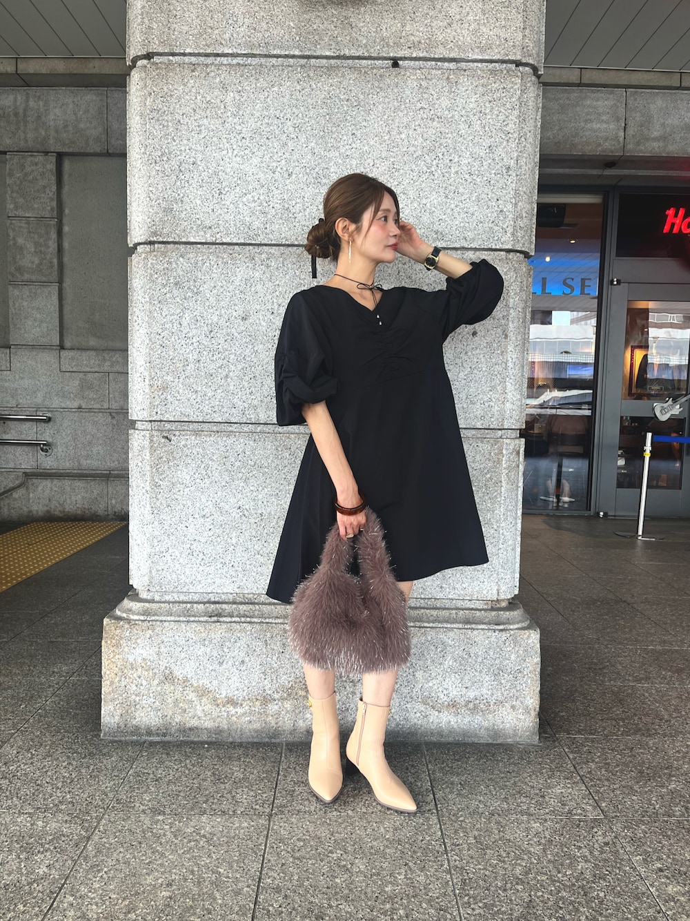 「大人ファッション、低身長女子、休日スタイル、チュニック、ミニワンピ風、ファーバッグ、テチチ(Te chichi)、キレイめコーデ」｜「Te chichiのシャイニーラメファーバッグ（ハンドバッグ、ブラウン系）」を使った、Rieさん（レディース・150cm）の秋コーディネートの1枚目の写真