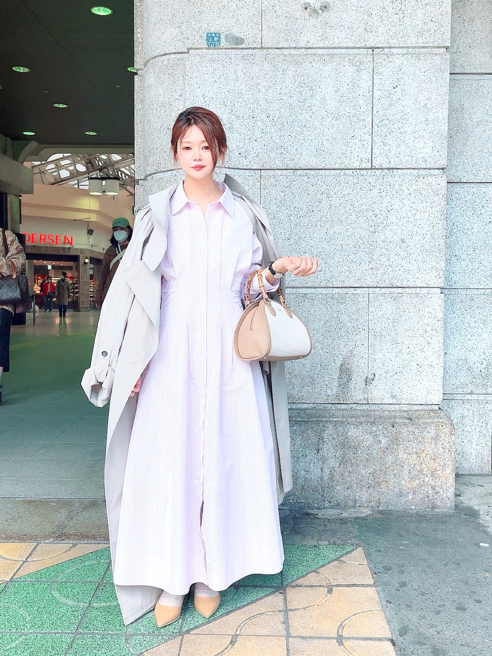 「春コーデ、シンプルスタイル、大人コーデ、おしゃれさんと繋がりたい、お出かけコーデ、ワンピース、トレンチコート、テチチ(Te chichi)、お花見コーデ、スタイルアップ、低身長コーデ、おちびさん」｜「Te chichiのフレアシャツワンピース（ワンピース、パープル系）」を使った、Rieさん（レディース・150cm）の春コーディネートの1枚目の写真
