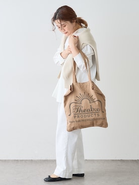 トートバッグを使った「ベージュ×白」の人気ファッション