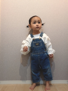 「OSHKOSH（オシュコシュ）のアイテム（サロペット/オーバーオール、ブルー系）」を使った、emmaさん（キッズ）の冬コーディネート