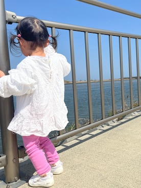 「ZARA KIDSのアイテム（シャツ/ブラウス、ホワイト系）」を使った、emmaさん（キッズ）の春コーディネート