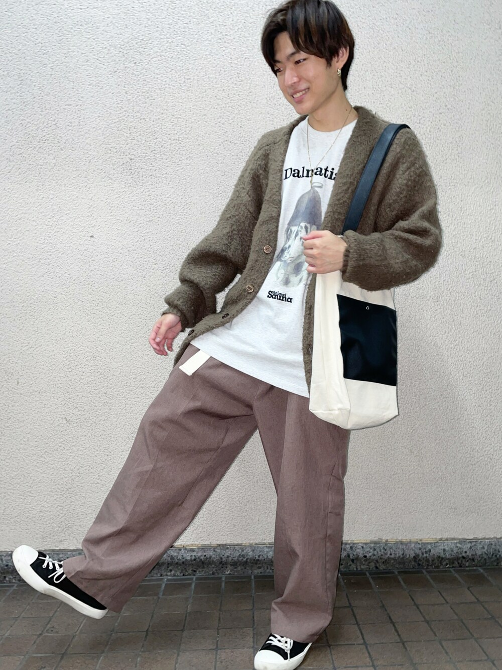 グレー系のTシャツ/カットソー、ブラウン系のカーディガン/ボレロ、ブラウン系のその他パンツを着用したメンズの秋コーディネートの1枚目の写真