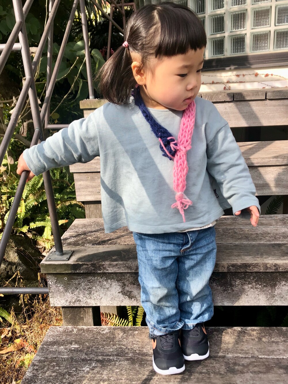「デニムパンツ、NIKE、スニーカー、ストリート、スウェット、スニーカーコーデ、handmade、ハンドメイド、春コーデ、フレアパンツ、フレアデニム、くすみカラー、くすみグリーン、1歳、エアマックス」｜「Handmadeのアイテム（マフラー、ピンク系）」を使った、hanamaruさん（キッズ・80cm）の冬コーディネートの1枚目の写真