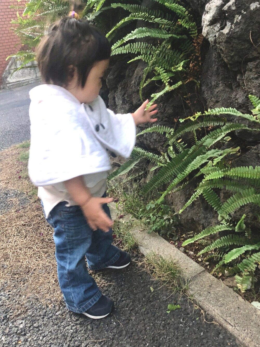 「スニーカー、デニム、シンプル、New Balance、秋のコーデ、スニーカーコーデ、デニムパンツ、秋服、1歳、カジュアルコーデ、ベビーコーデ、秋コーデ、秋冬コーデ、おんなのこ、だから秋服が好き」｜「COMME CA ISMのアイテム（ポンチョ、ホワイト系）」を使った、hanamaruさん（キッズ・70cm）の秋コーディネートの1枚目の写真