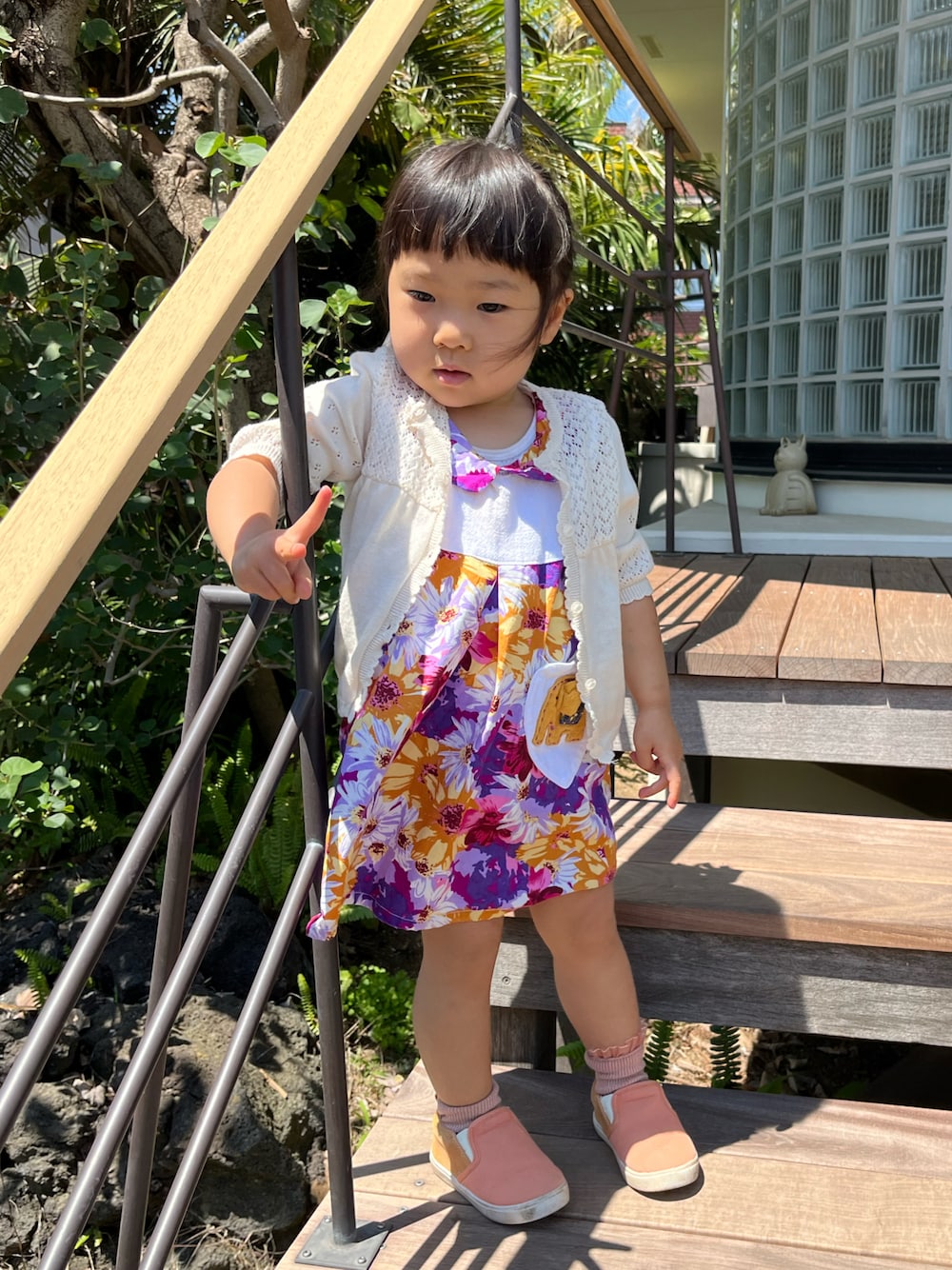 「カーディガン、ワンピース、ワンピーススタイル、ワンピース×スニーカー、スリッポン、春コーデ、春夏コーデ、花柄、花柄ワンピース、ノースリーブ、ノースリーブワンピース、sense of wonder、BREEZE、お出かけコーデ日記、キッズコーデ」｜「タイ土産のアイテム（ワンピース/ドレス、その他）」を使った、hanamaruさん（キッズ・90cm）の春コーディネートの1枚目の写真