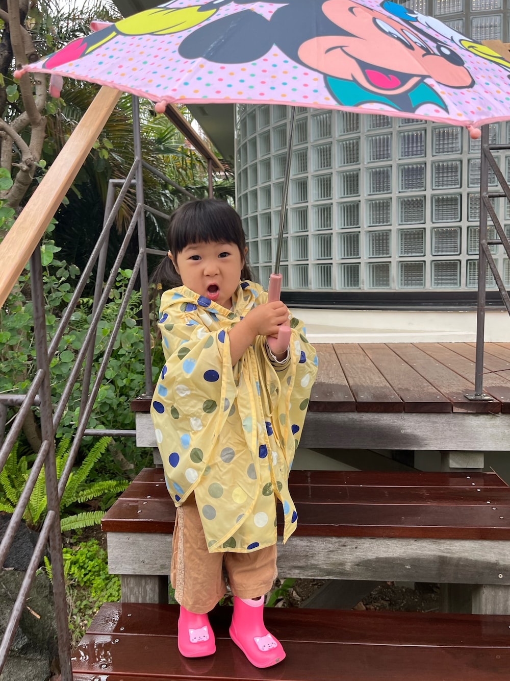 「雨の日コーデ、雨、雨の日、レインブーツ、レインシューズ、レインコート、レインポンチョ、ポンチョ、傘、ブーツ、プチプラ、プチプラコーデ、長靴、キッズコーデ、キッズファッション」｜「no brandのアイテム（レインシューズ、ピンク系）」を使った、hanamaruさん（キッズ・90cm）の春コーディネートの1枚目の写真