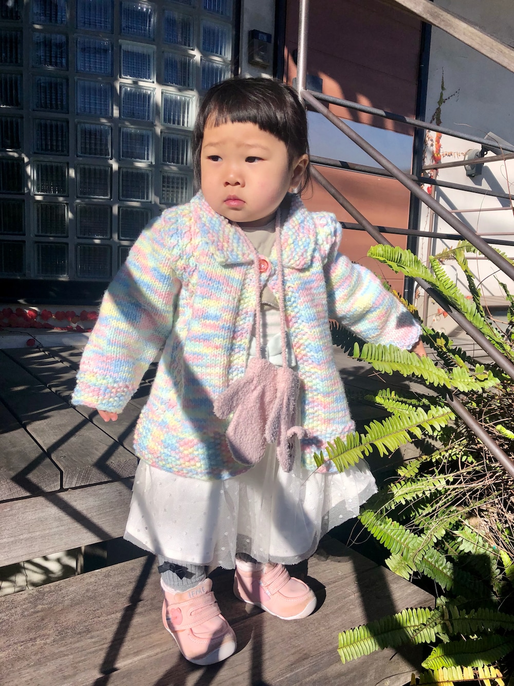 「冬コーデ、レギンス、リボン、ワンピース、ハンドメイド、handmade、カーディガン、淡色コーデ、チュールスカート、チュールワンピ、チュール、もこもこ、モコモコアウター、モコモコニット、ニット」｜「IFMEのIFME イフミー ベビーシューズ ファーストシューズ【ギフトボックス仕様】 22-9001（スニーカー、ピンク系）」を使った、hanamaruさん（キッズ・80cm）の冬コーディネートの1枚目の写真