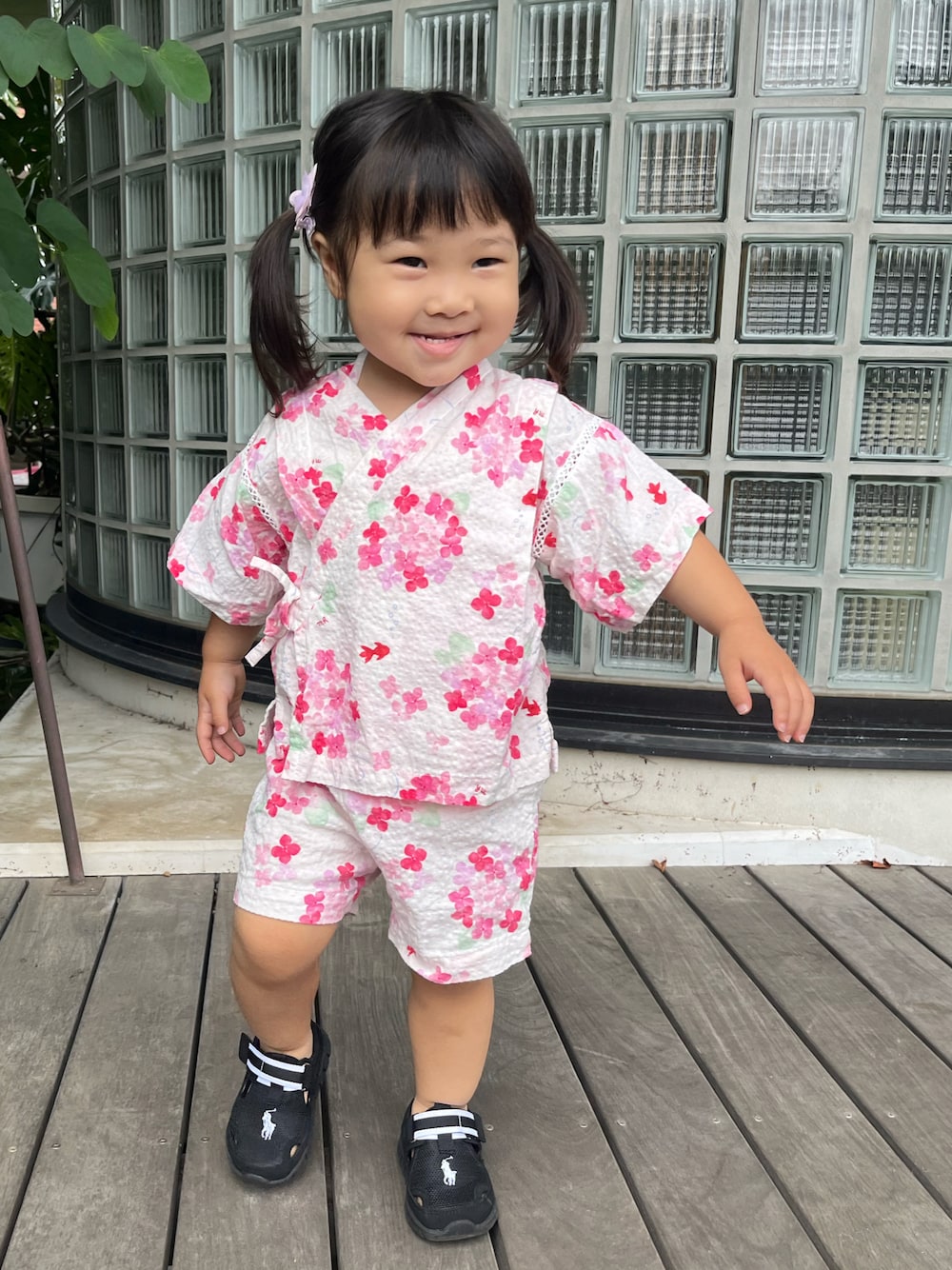 「女の子、女の子コーデ、甚平、ミキハウス、mikihouse、サンダル、ポロラルフローレン、Polo Ralph Lauren、夏コーデ、夏、2歳」｜「POLO RALPH LAURENのアイテム（サンダル、ブラック系）」を使った、hanamaruさん（キッズ・80cm）の夏コーディネートの1枚目の写真