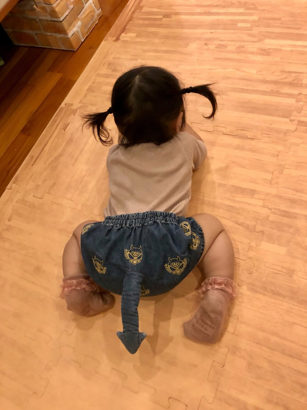 「デニム、秋のコーデ、デニムパンツ、プチプラ、デニムショートパンツ、プチプラコーデ、1歳、デニムコーデ、女の子コーデ、ベビーコーデ、ヒステリックミニ、ヒスミニ、しっぽ、キッズファッション、プチプラミックス」｜「AEON STYLEのアイテム（ロンパース、ベージュ系）」を使った、hanamaruさん（キッズ・70cm）の秋コーディネートの1枚目の写真