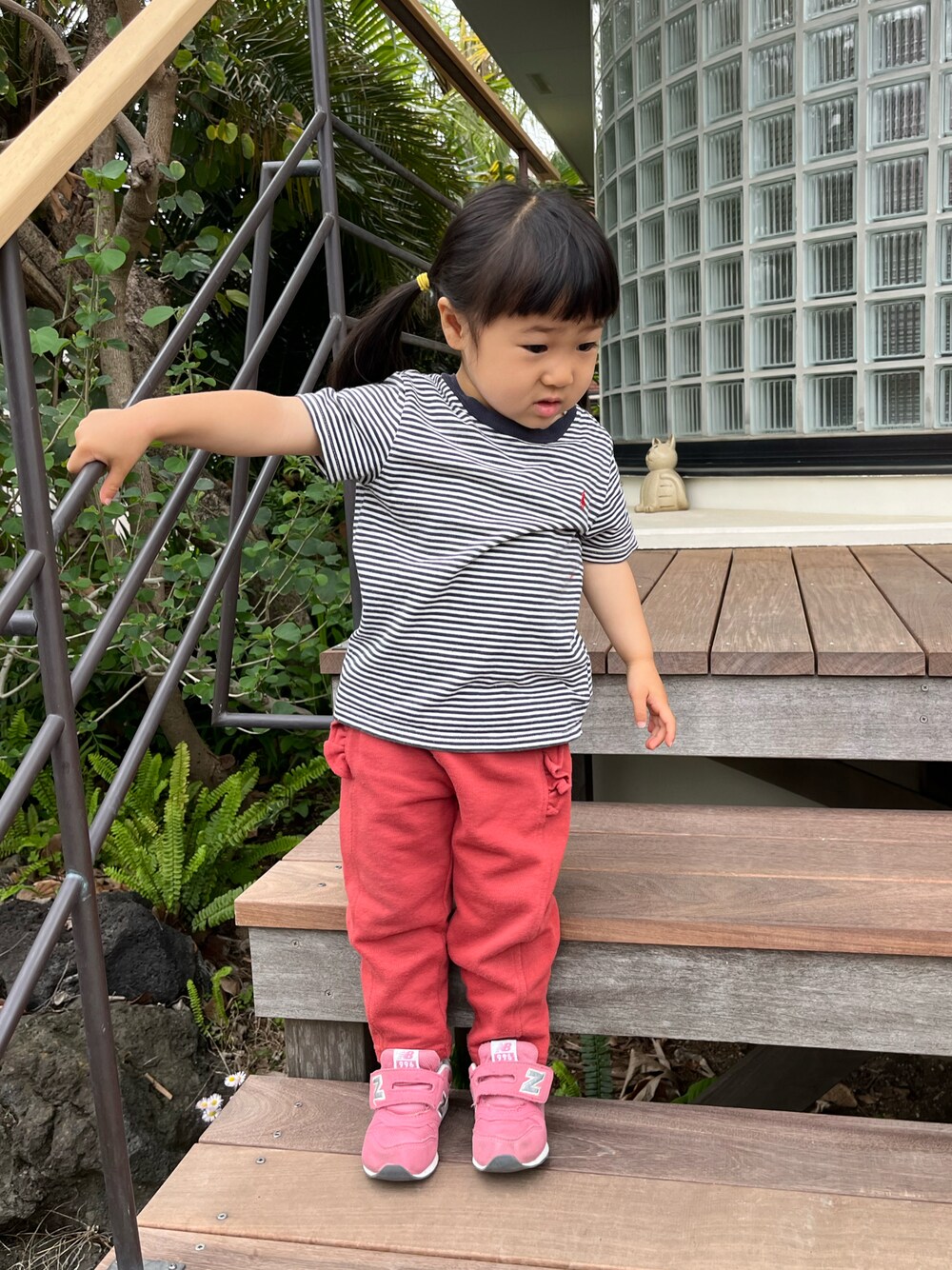 「春夏コーデ、スニーカー、Tシャツ、ボーダー、ボーダートップス、ボーダーTシャツ、スウェット、スウェットパンツ、スウェットコーデ、公園スタイル、プチプラミックス、New Balance、Ralph Lauren、ラルフローレン、ニューバランス」｜「RALPH LAURENのアイテム（Tシャツ/カットソー、ブルー系）」を使った、hanamaruさん（キッズ・90cm）の春コーディネートの1枚目の写真