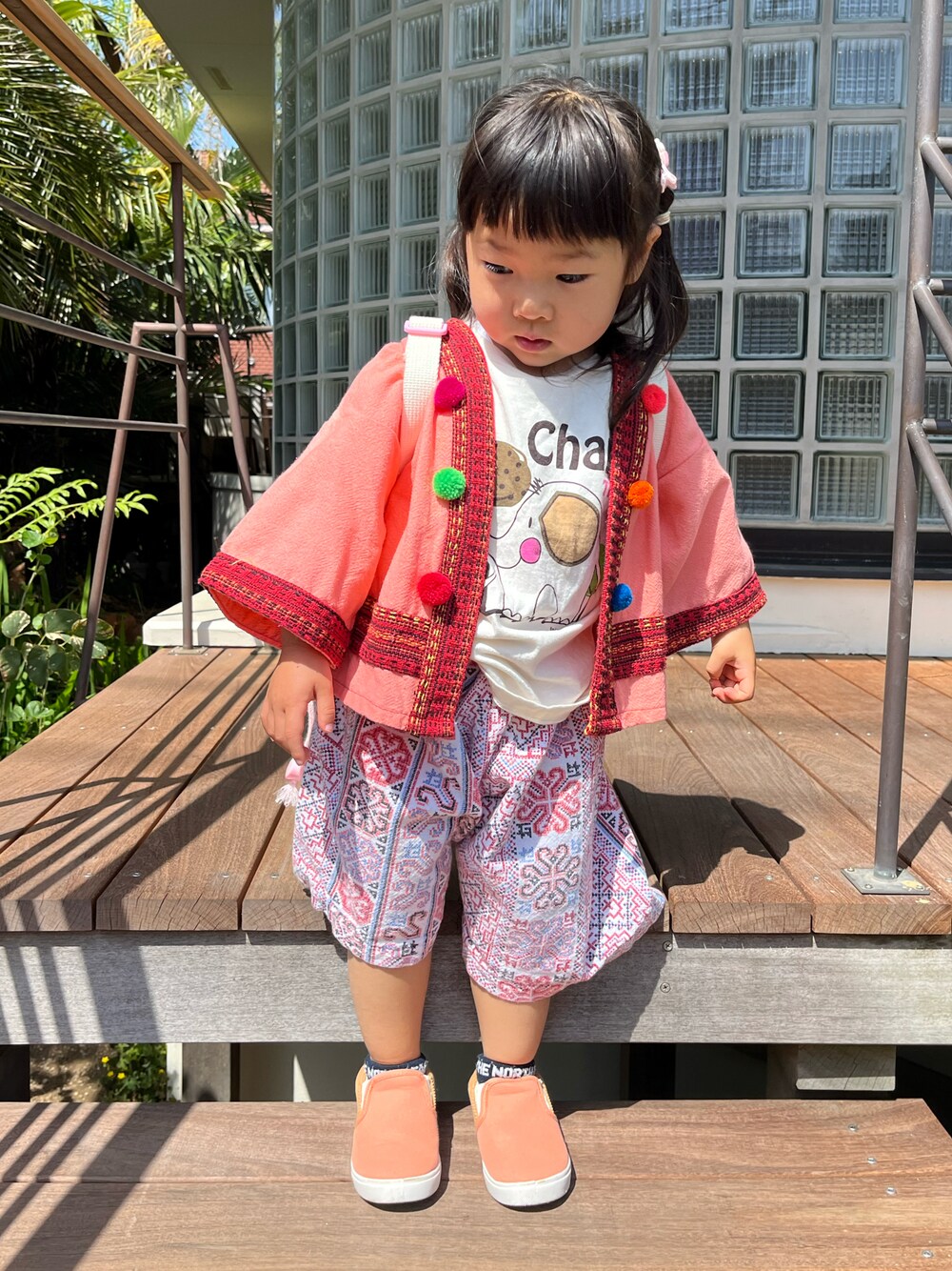 「ハンドメイド、ハンドメイド子供服、handmade、タイ、Thailand、民族風、民族、ゾウ、ゾウさん、ぞうさんT、カラフル、カラフルコーデ、スリッポン、オーバーサイズ、おんなのこ」｜「BREEZEのカラフル スリッポン（スリッポン、オレンジ系）」を使った、hanamaruさん（キッズ・90cm）の春コーディネートの1枚目の写真