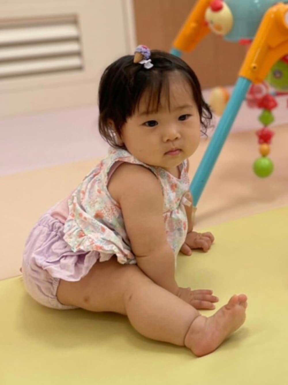 「ptite main、プチプラコーデ、プチプラ、０歳、70cm、11ヶ月、夏コーデ、花柄、ベビーコーデ、サマースタイル」｜「petit mainのアイスクリームヘアクリップ（その他ヘアアクセサリー、パープル系）」を使った、hanamaruさん（キッズ・70cm）の夏コーディネートの1枚目の写真