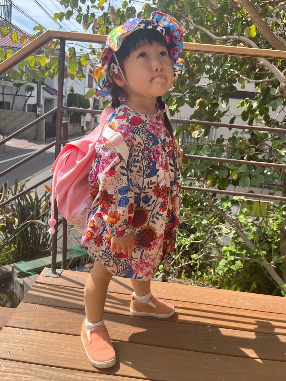 「春夏コーデ、プチプラ、ワンピース、ワンピーススタイル、ワンピース×スニーカー、ワンピースコーデ、リュック、ハンドメイド、ハンドメイドバッグ、handmade、スリッポン、カラフル、カラフルコーデ、おんなのこ、おでかけコーデ」｜「BREEZEのカラフル スリッポン（スリッポン、オレンジ系）」を使った、hanamaruさん（キッズ・90cm）の春コーディネートの1枚目の写真